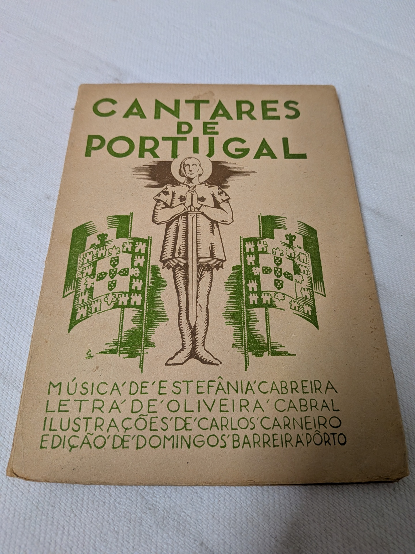 Estefânia Cabreira e Oliveira Cabral - Cantares de Portugal Capa de papel com ilustração de cavaleiro e bandeiras de Portugal e texto em verde e castanho
