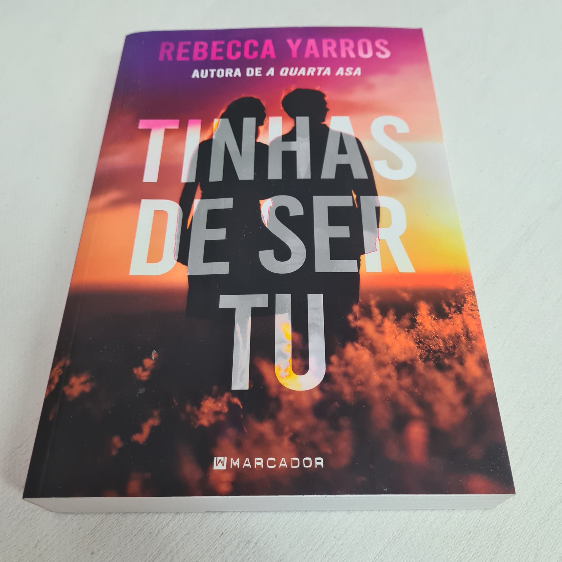 Rebecca Yarros - Tinhas de Ser Tu Livro 'Tinhas de Ser Tu' de Rebecca Yarros com capa de pôr do sol e silhuetas