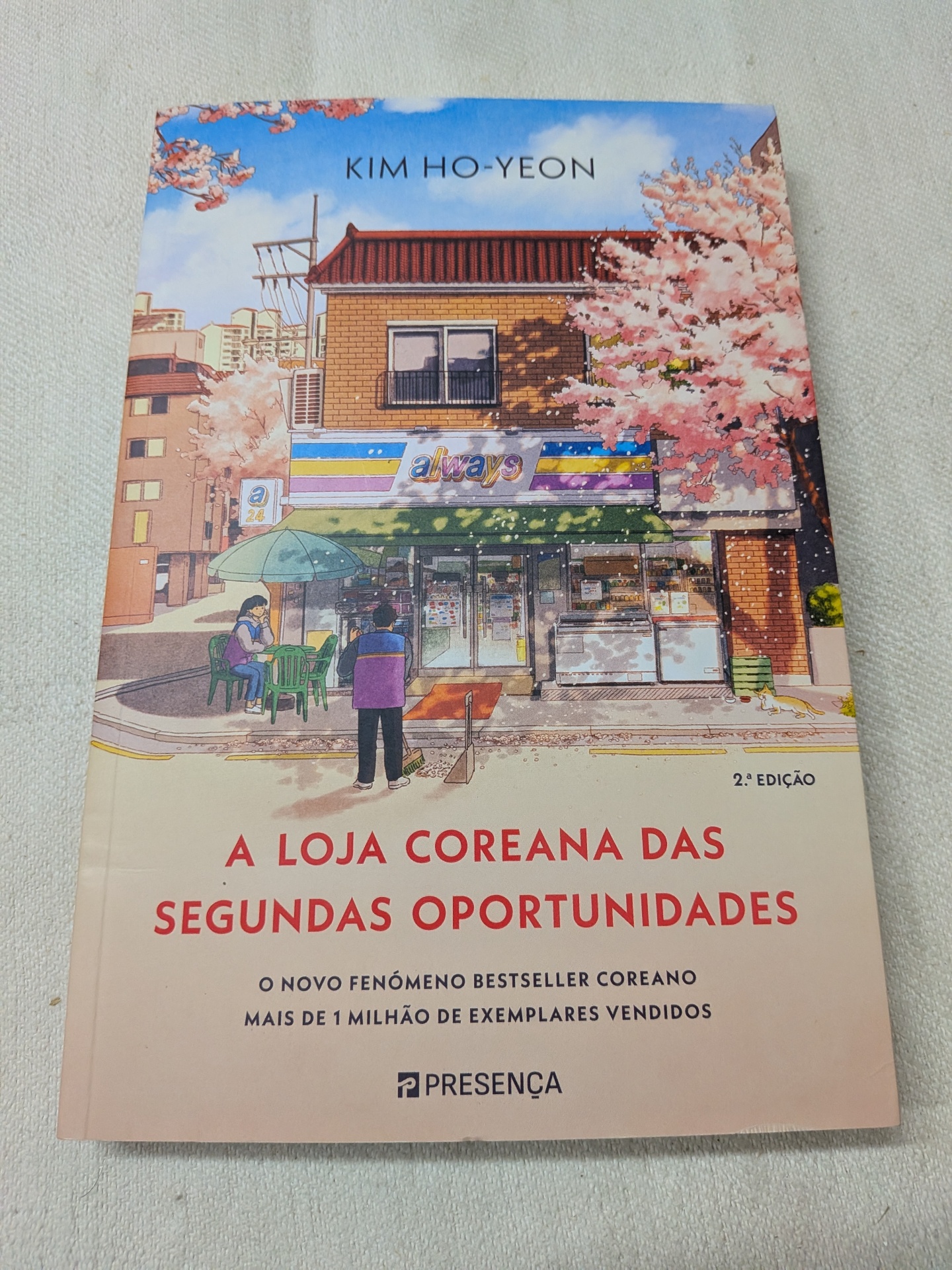 Kim Ho-Yeon - A Loja Coreana das Segundas Oportunidades Capa de livro ilustrada com loja coreana, título em vermelho e texto adicional em preto