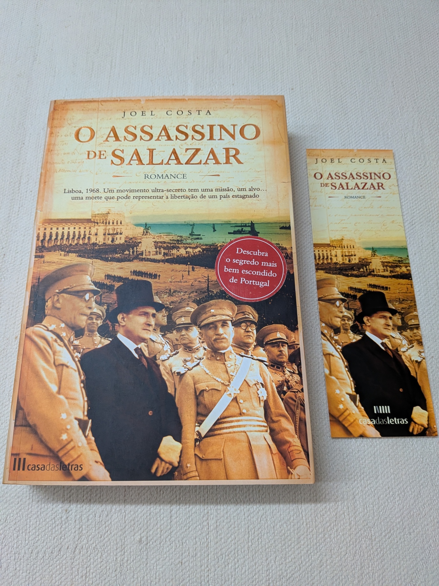 Joel Costa - O Assassino de Salazar Livro e marcador de livros O ASSASSINO DE SALAZAR com capa histórica em tons sépia