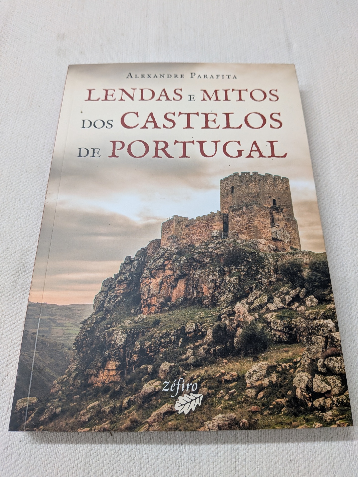 Alexandre Parafita - Lendas e Mitos dos Castelos de Portugal Capa de livro sobre castelos de Portugal com imagem de castelo em penhasco