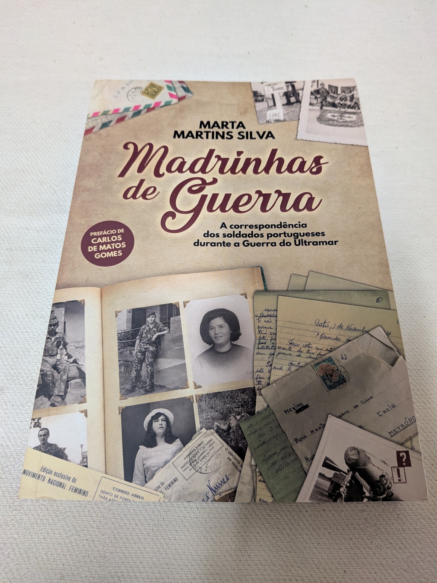 Marta Martins Silva - Madrinhas de Guerra Capa de livro Madrinhas de Guerra com fotos a preto e branco e cartas antigas sobre fundo bege.