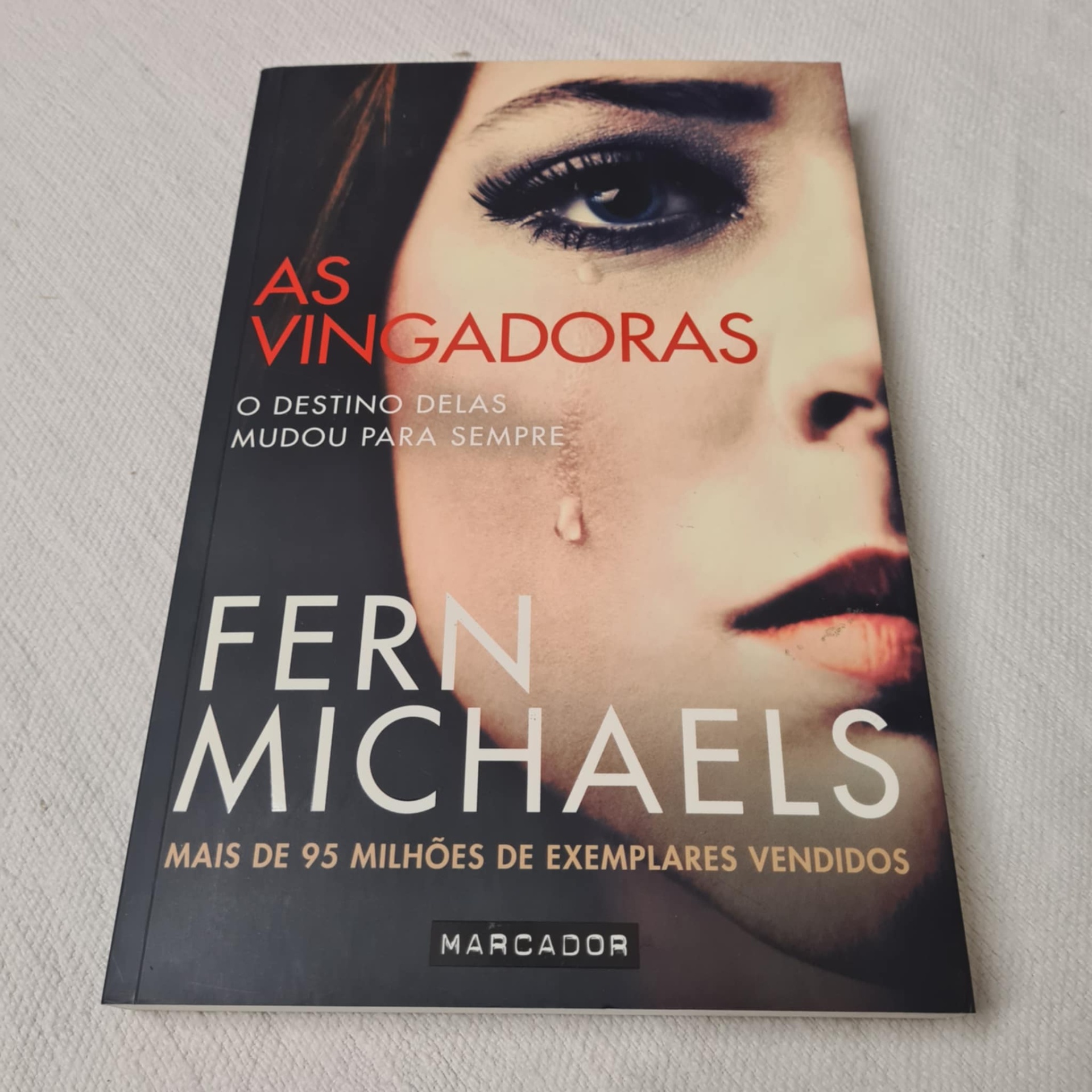 Fern Michaels - As Vingadoras Capa de livro 'AS VINGADORAS' com rosto feminino e lágrima.
