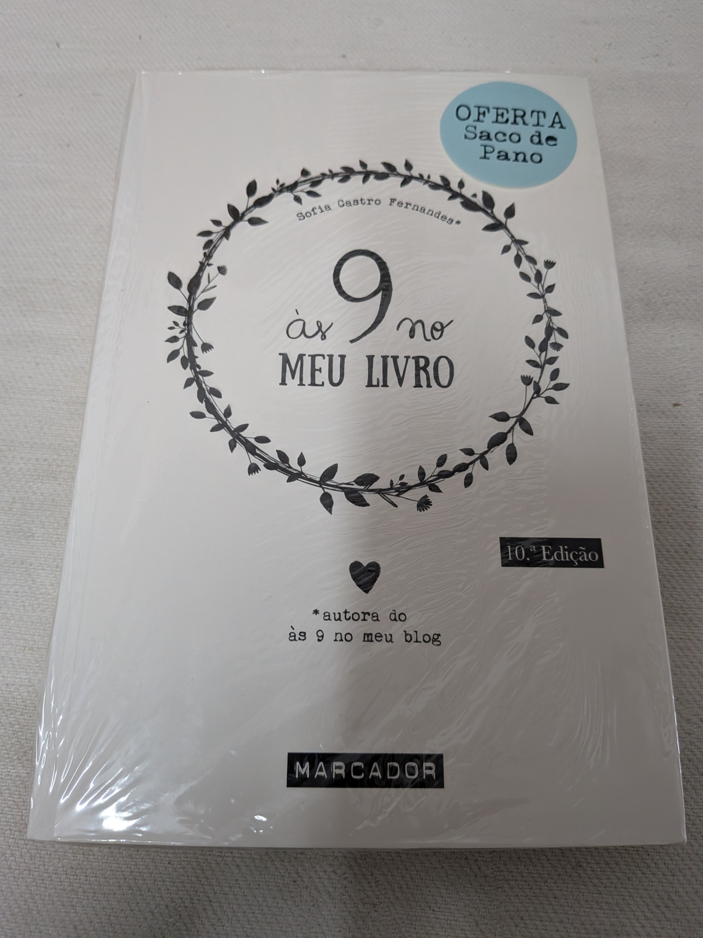 Sofia Castro Fernandes - Às 9 no Meu Livro Capa de livro branco com decoração e texto preto