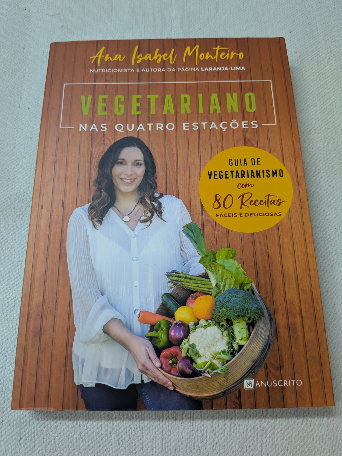 Ana Isabel Monteiro - Vegetariano nas Quatro Estações Capa de livro vegetariano com autora segurando legumes coloridos