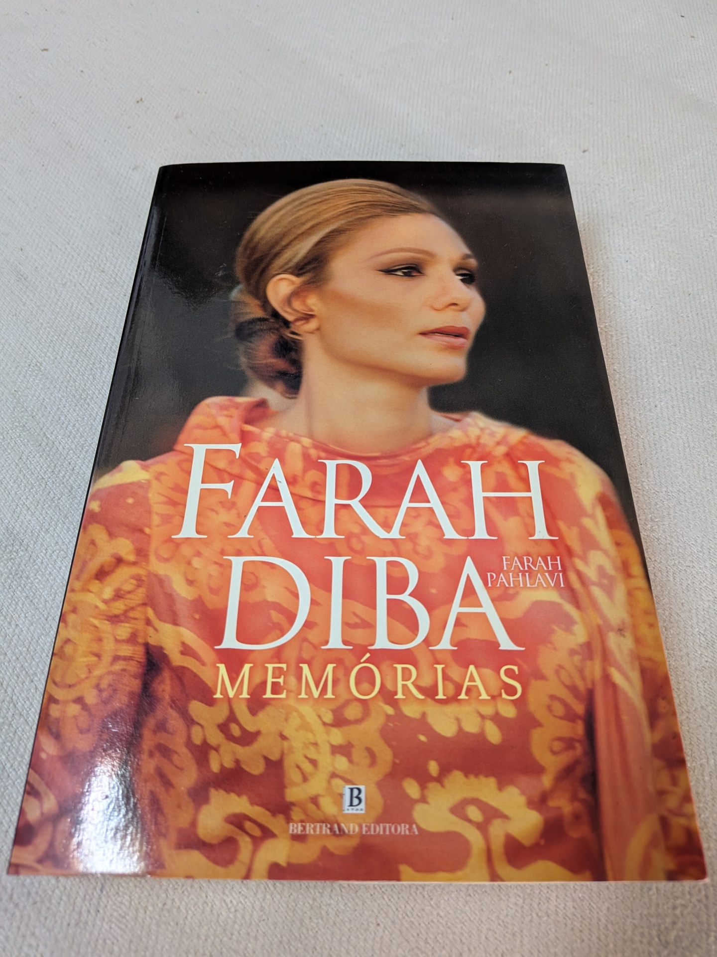 Farah Diba Pahlavi - Farah Diba - Memórias Capa de livro com fotografia de mulher, texto e logotipo da editora