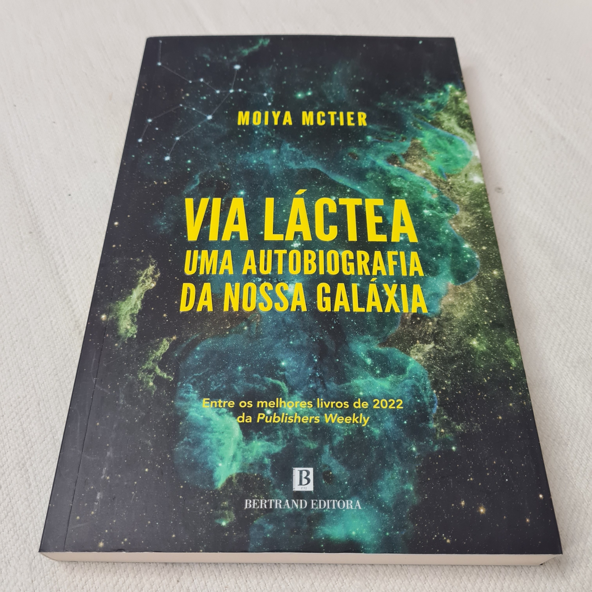 Moiya McTier - Via Láctea (Uma Autobiografia da Nossa Galáxia) Capa de livro 'Via Láctea Uma Autobiografia da Nossa Galáxia' com design de galáxia