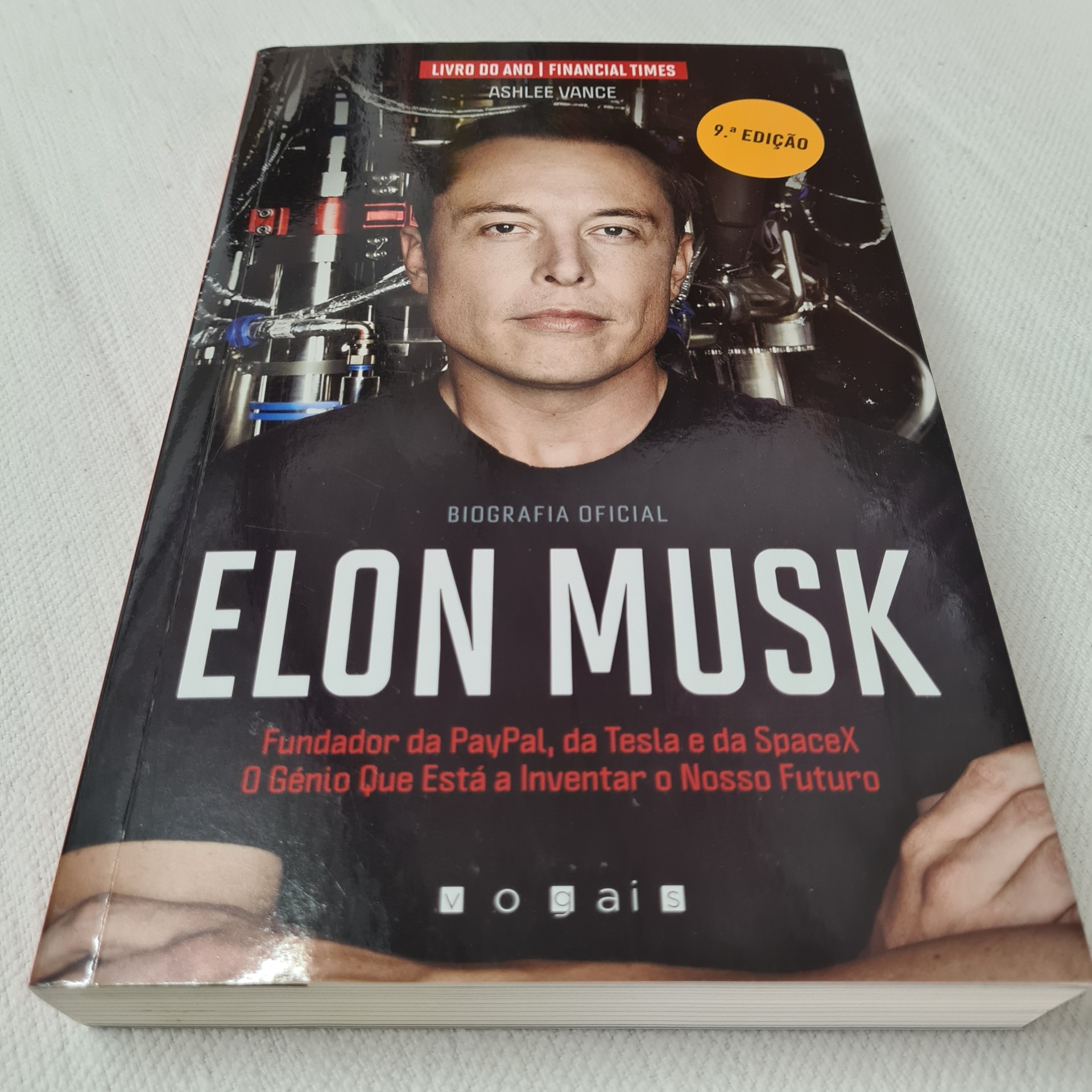 Ashlee Vance - Elon Musk Capa do livro Elon Musk com foto e texto informativo