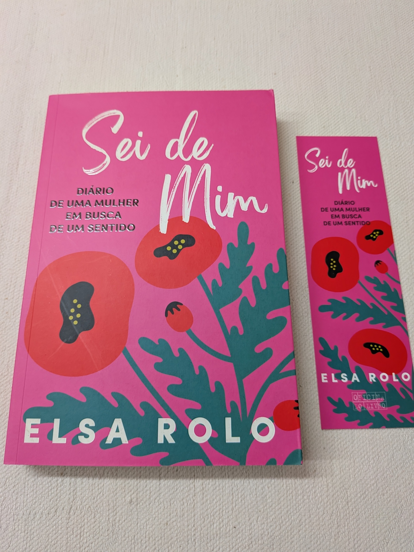 Elsa Rolo - Sei de Mim (Diário de uma Mulher em Busca de Um sentido) Livro e marcador de páginas cor de rosa com ilustração de papoilas vermelhas e folhas verdes e texto branco