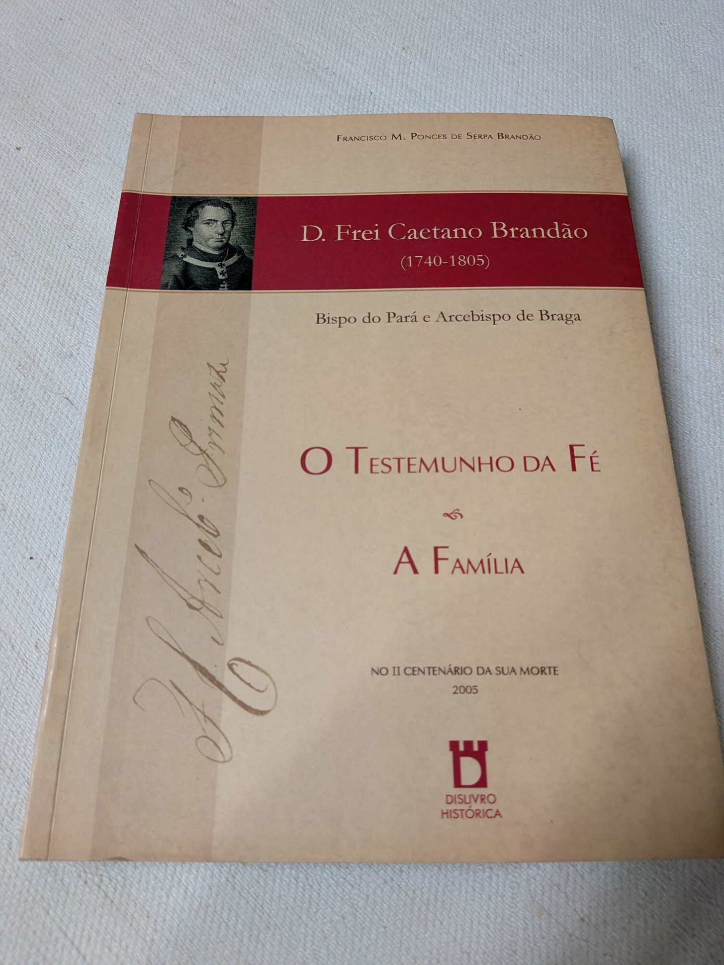 Francisco M. Ponces de Serpa Brandão - D. Frei Caetano Brandão (1740-1805) O Testemunho da Fé - A Família Capa de livro com título e descrição em tons bege e vermelho