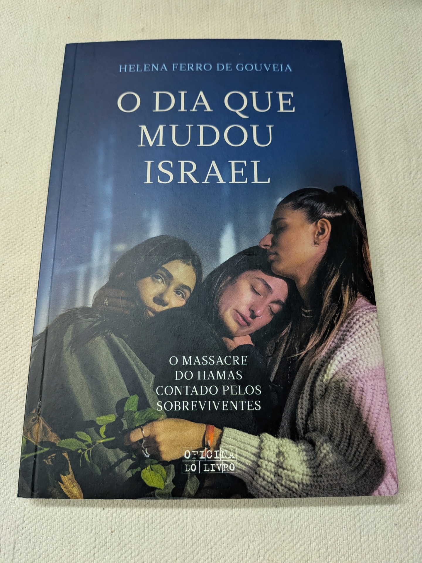 Helena Ferro de Gouveia - O Dia que Mudou Israel Capa de livro O DIA QUE MUDOU ISRAEL com imagem de três mulheres abraçadas