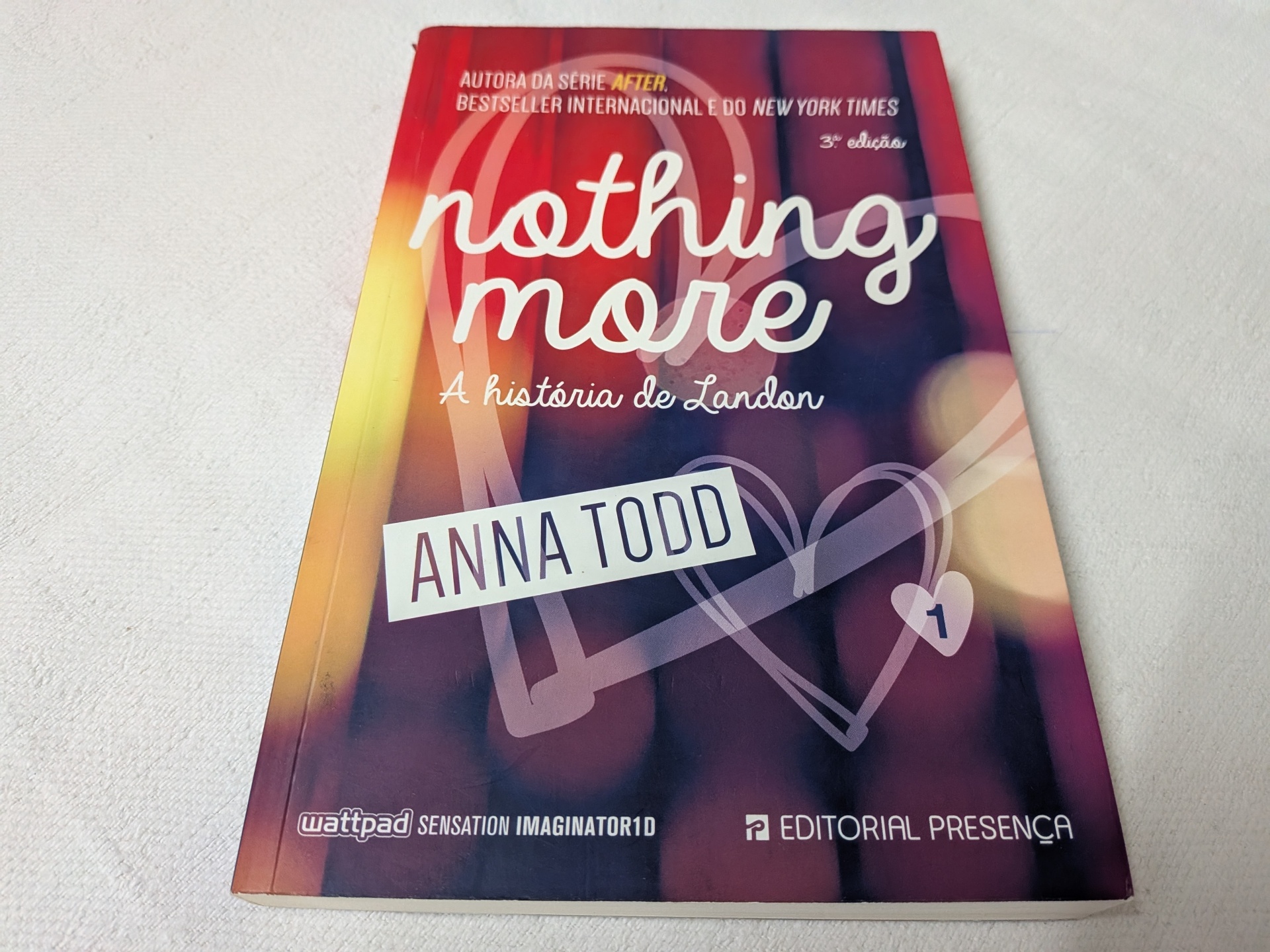Anna Todd - Nothing More A História de Landon - Livro 1 Livro 'nothing more A história de Landon' de Anna Todd com capa colorida e coração desenhado.