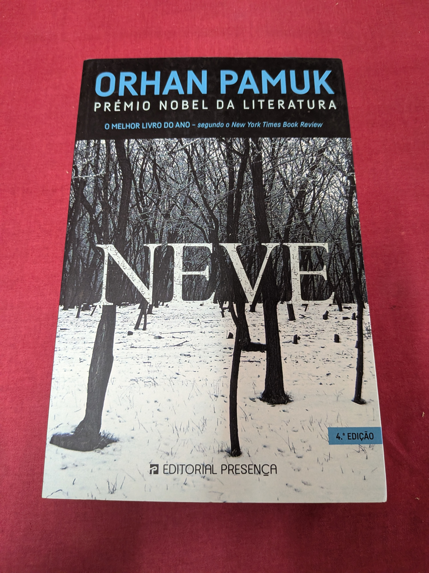 Neve de Orhan Pamuk Capa de livro Neve de Orhan Pamuk com imagem de floresta nevada.