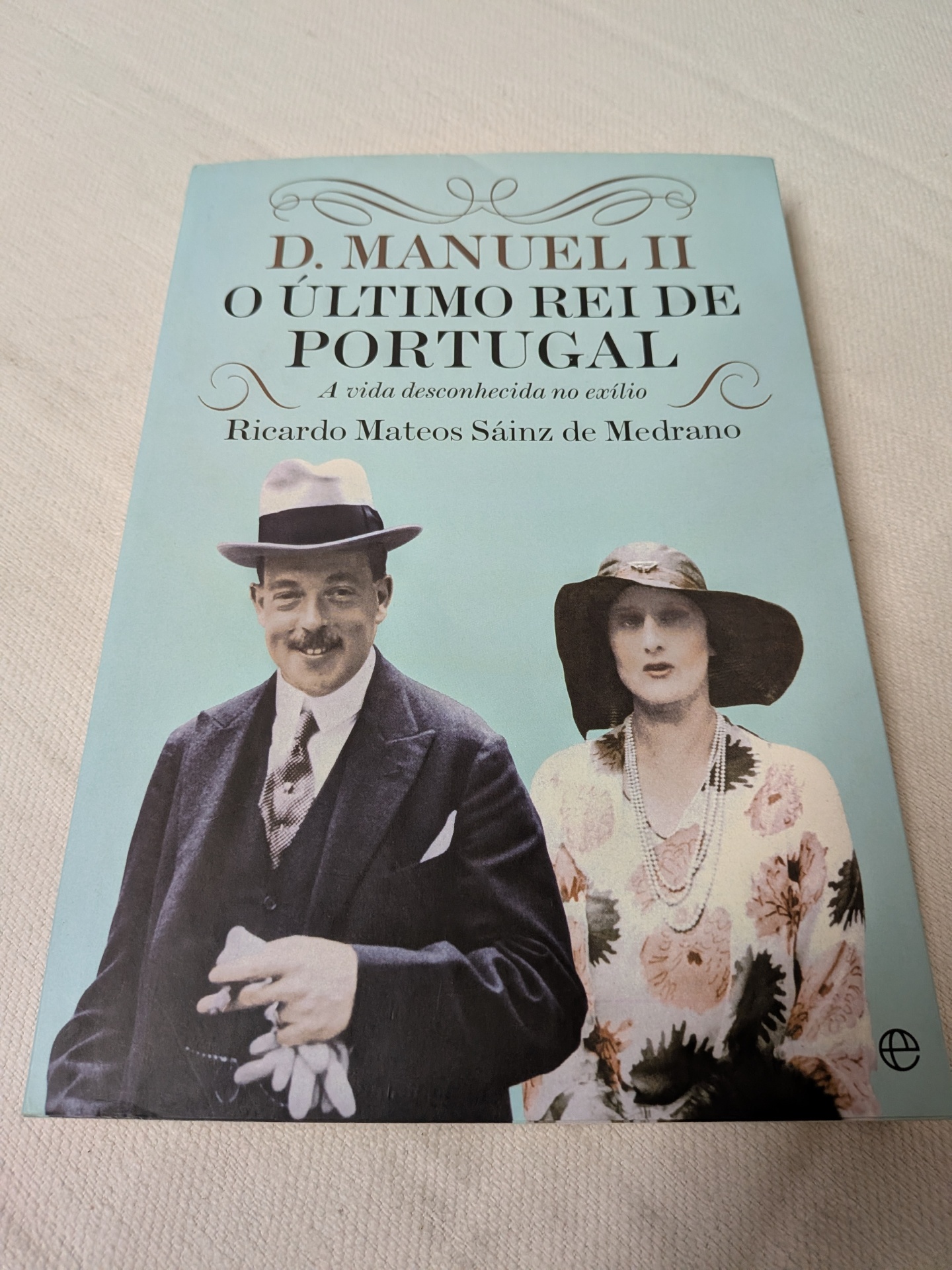 Ricardo Mateos Sainz De Medrano - D. Manuel II, O Último Rei de Portugal Capa de livro sobre D. Manuel II, O Último Rei de Portugal, com imagem de homem e mulher vintage