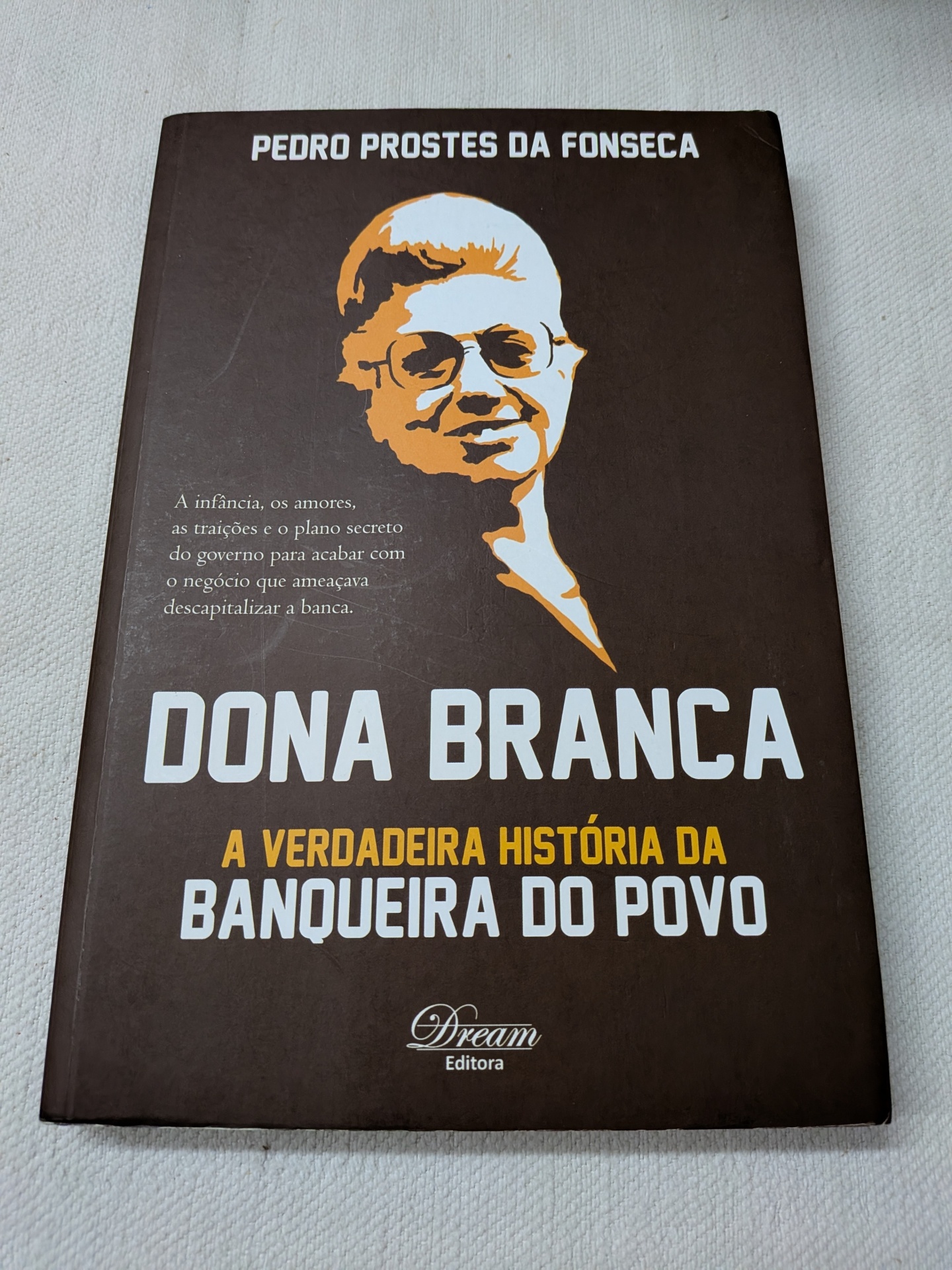 Pedro Prostes da Fonseca - Dona Branca (A Verdadeira História da Banqueira do Povo) Livro Dona Branca com capa marrom e texto em branco e amarelo
