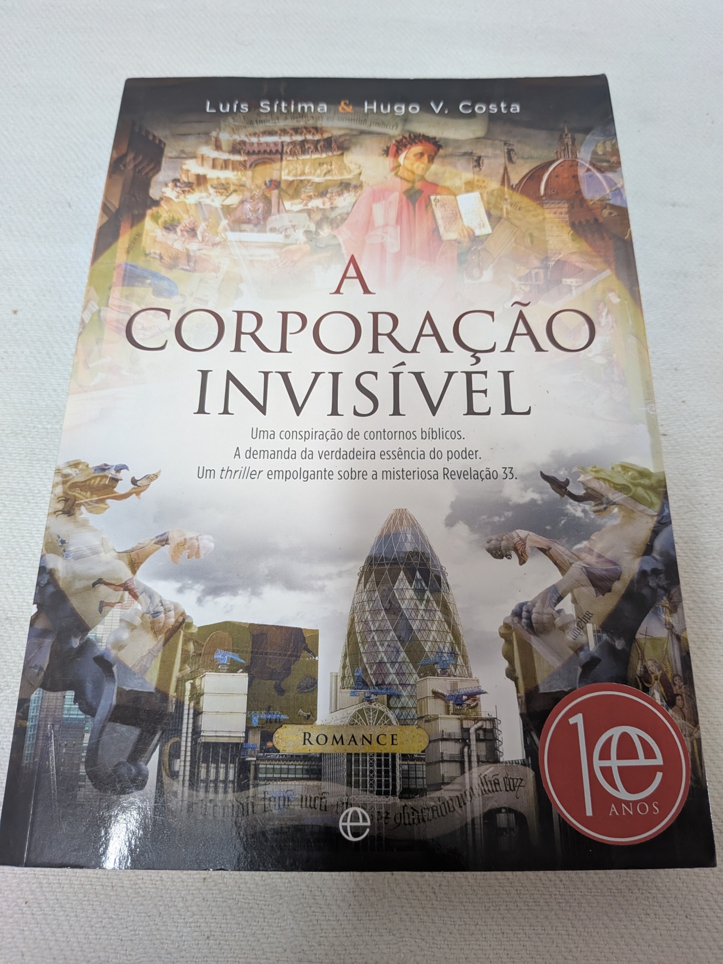 Hugo Vieira Costa e Luís Sítima - A Corporação Invisível Capa do livro A Corporação Invisível com autores Luís Sítima & Hugo V. Costa e selo 10 anos