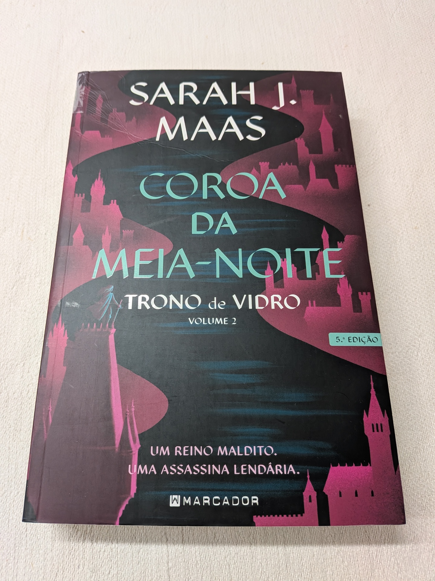 Sarah J. Maas - Coroa da Meia-Noite (Trono de Vidro - Livro 2) (Defeito na capa) Capa de livro Coroa da Meia-Noite Trono de Vidro Volume 2 com castelos roxos e preto