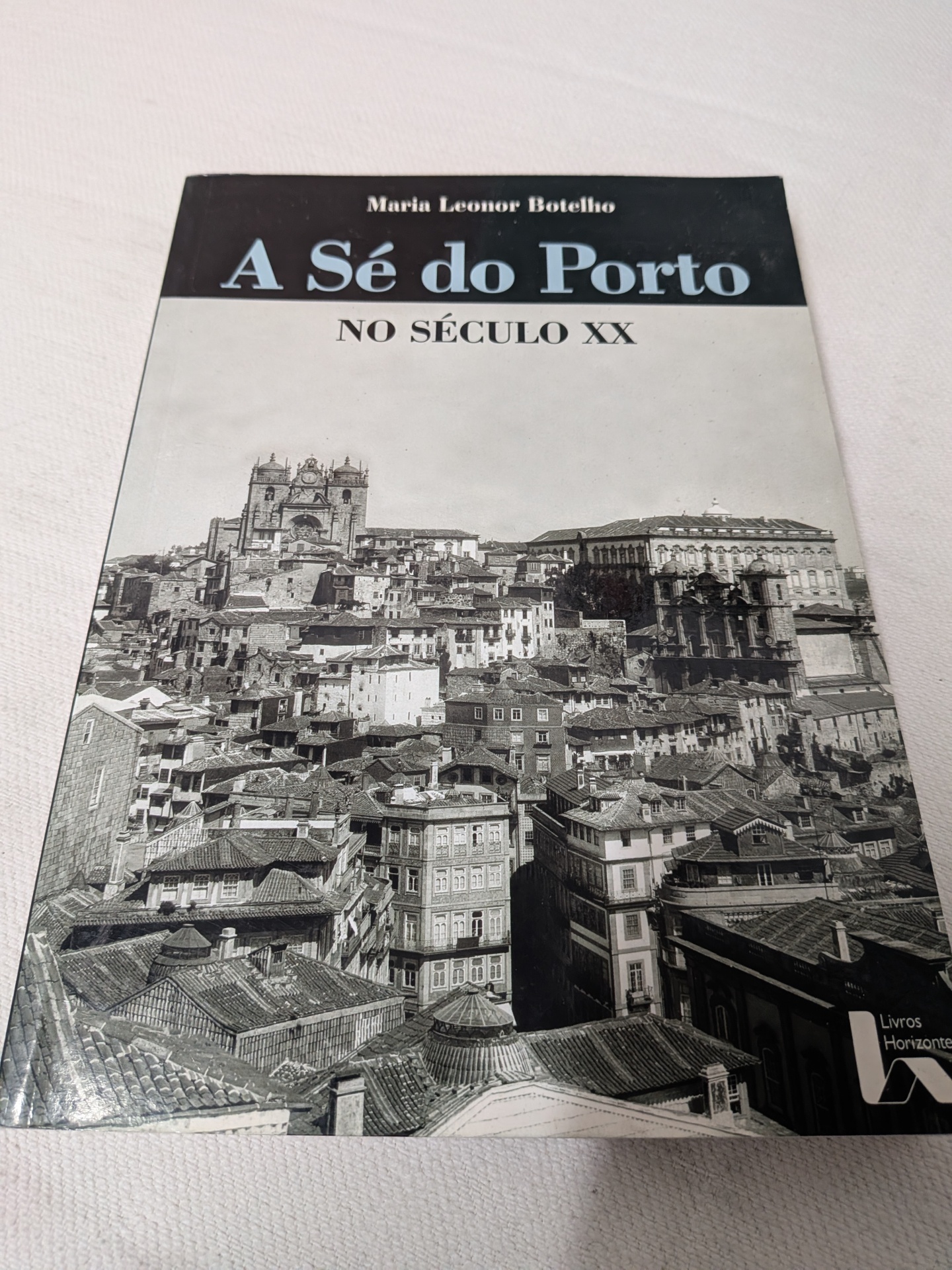 Maria Leonor Botelho - A Sé do Porto No Século XX Capa de livro A Sé do Porto NO SÉCULO XX com foto antiga do Porto