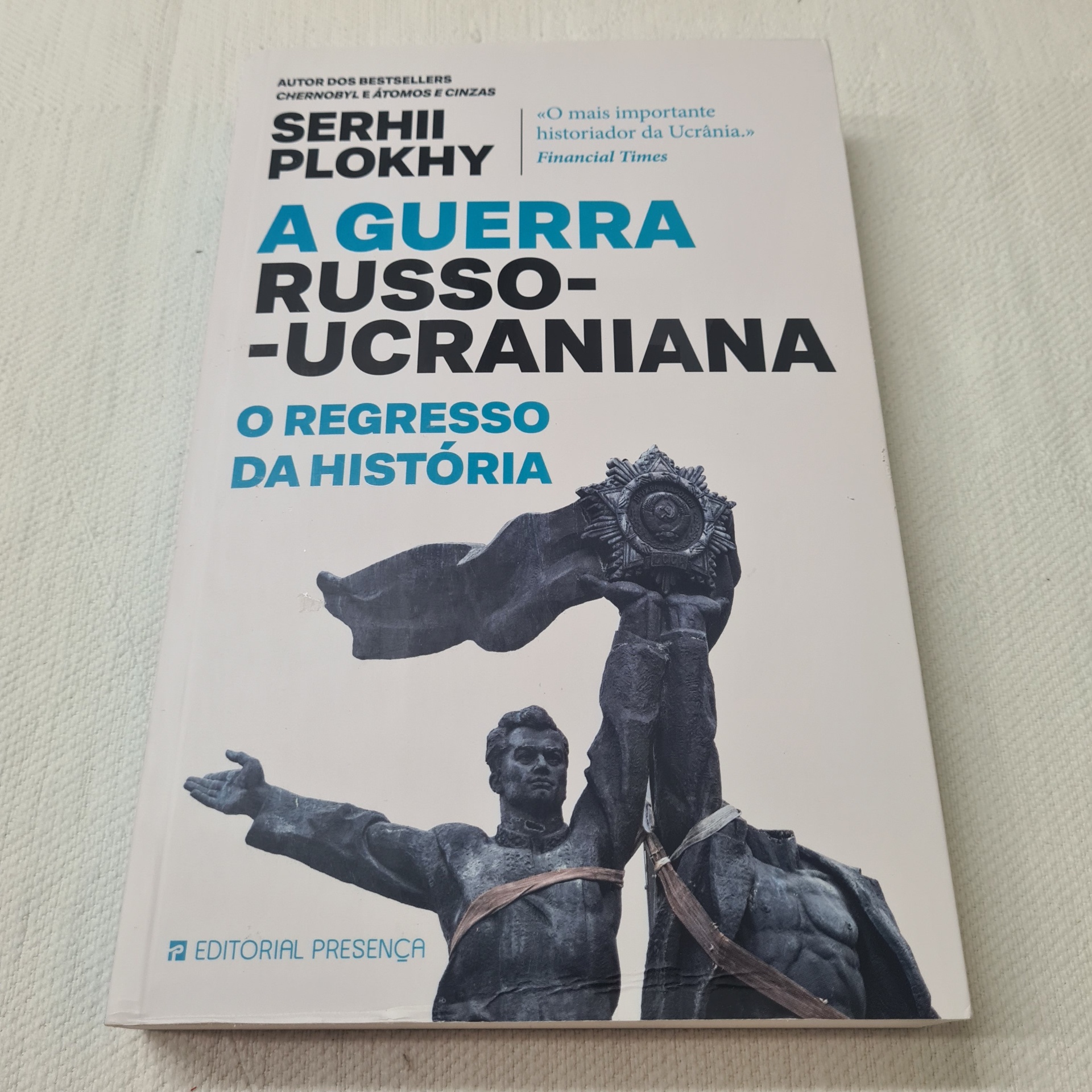 Serhii Plokhy - A Guerra Russo-Ucraniana Capa de livro branco com texto azul e preto e imagem de estátua em preto e branco