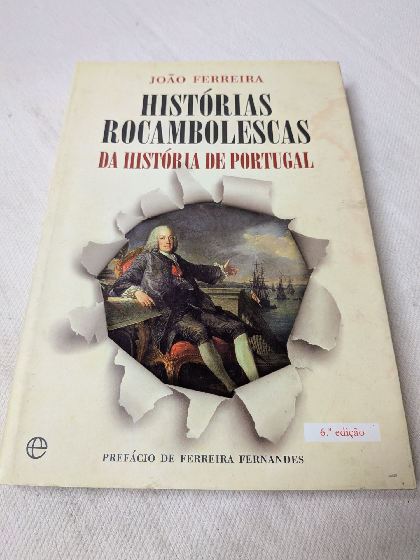 João Ferreira - Histórias Rocambolescas da História de Portugal Capa de livro Histórias Rocambolescas da História de Portugal com ilustração de pintura clássica e papel rasgado