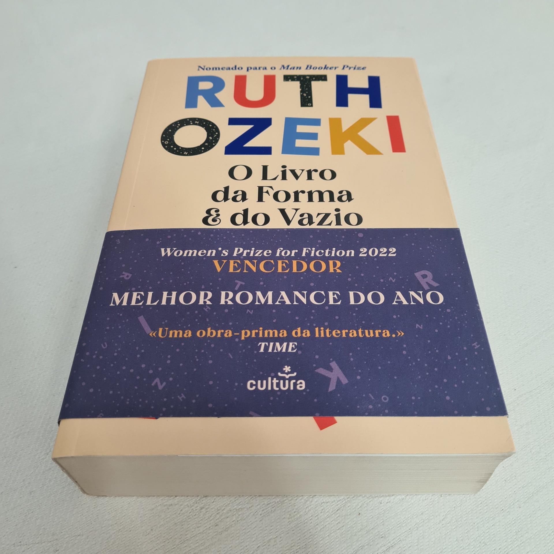 Ruth Ozeki - O Livro da Forma e do Vazio Capa de livro 'O Livro da Forma & do Vazio' de Ruth Ozeki com detalhes em bege e azul