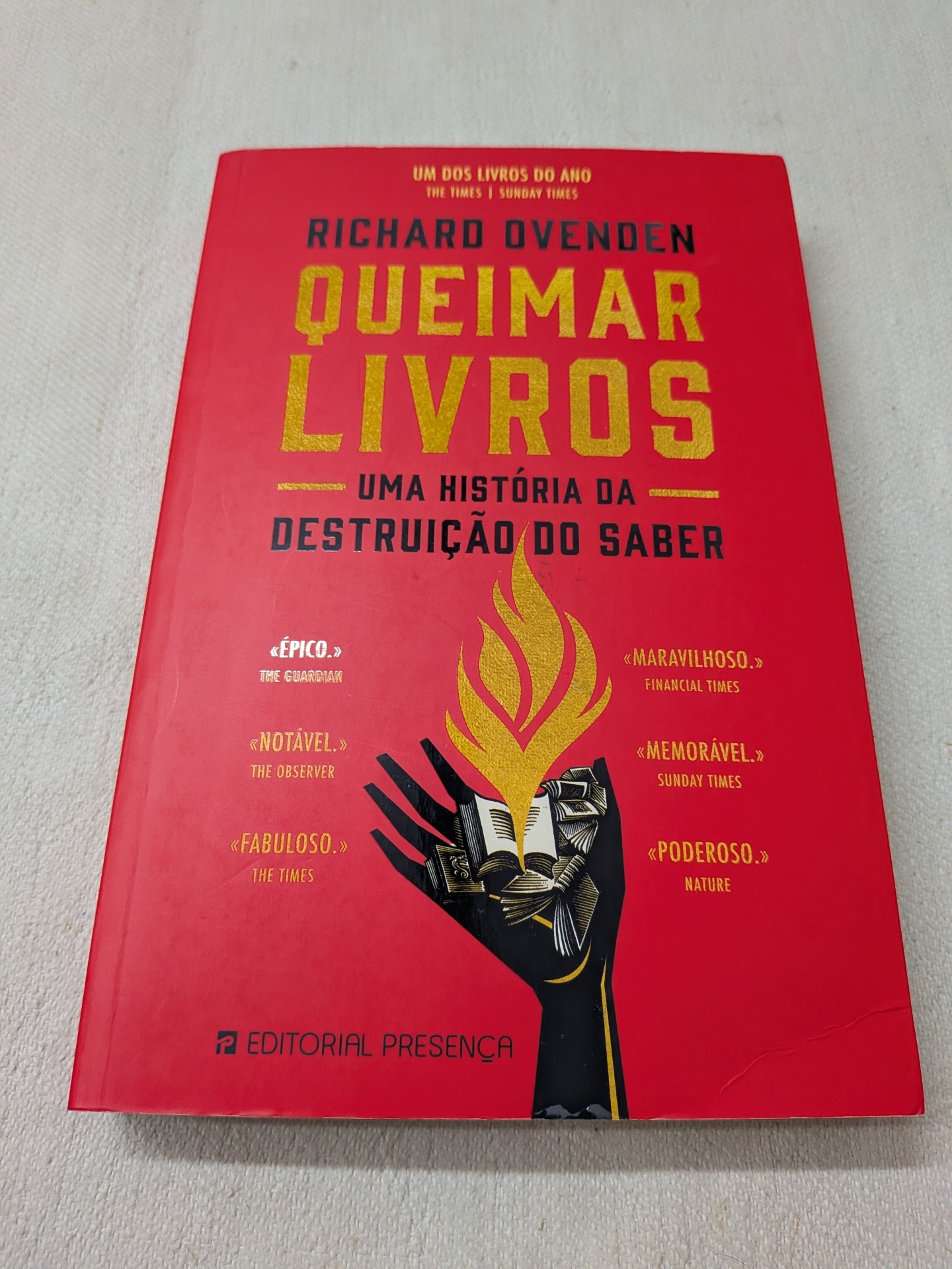 Richard Ovenden - Queimar Livros Capa vermelha de livro QUEIMAR LIVROS Uma história da destruição do saber com mão preta segurando livro a arder.