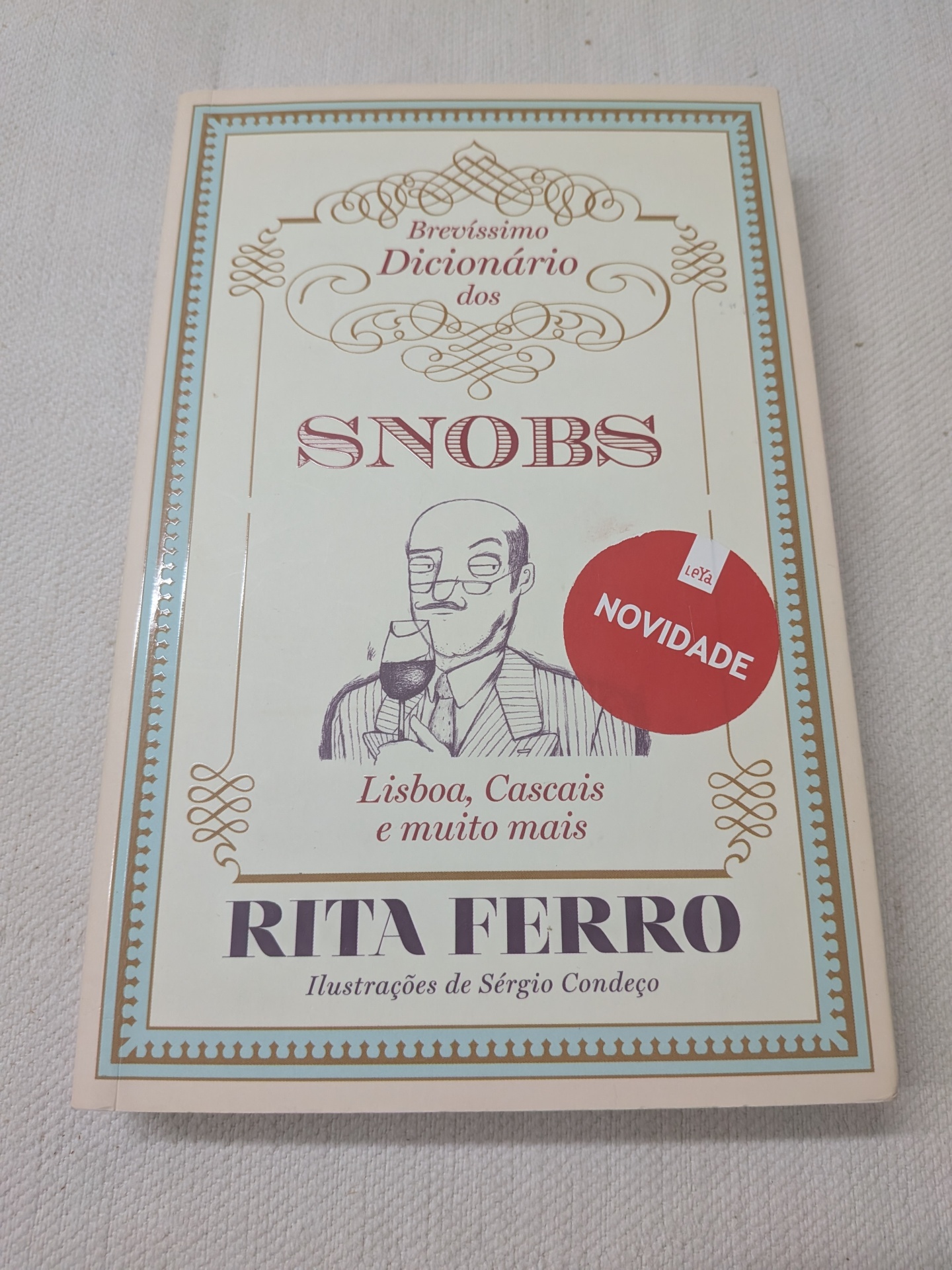 Rita Ferro - Brevíssimo Dicionário dos Snobs (Lisboa, Cascais e muito mais) Livro Brevíssimo Dicionário dos SNOBS com ilustração de homem e autocolante vermelho NOVIDADE