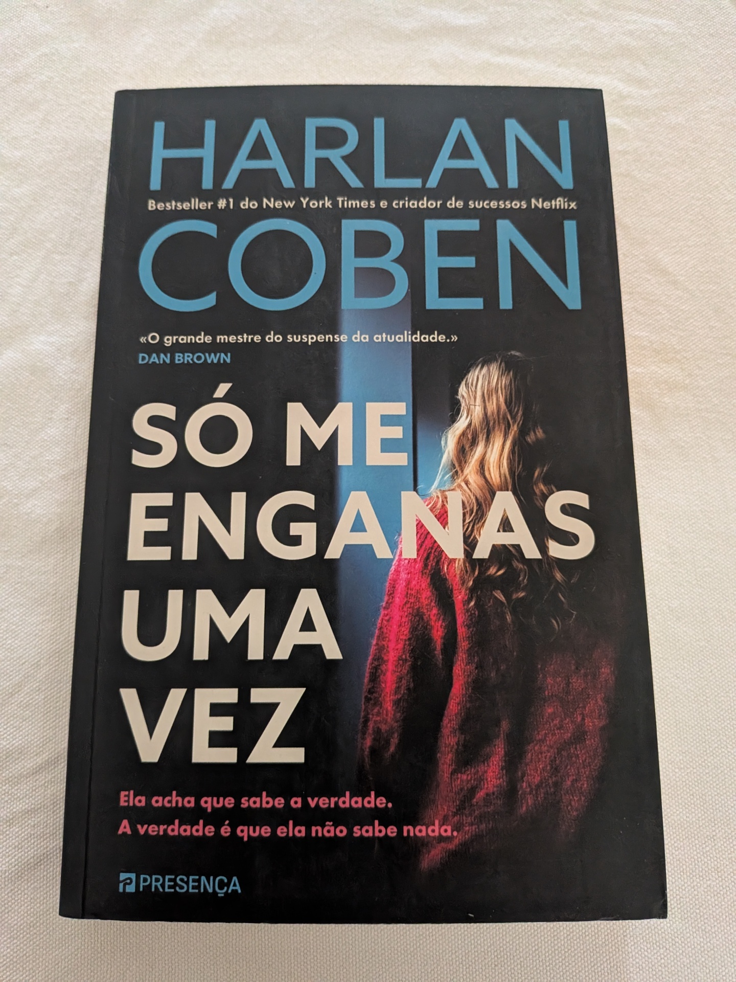 Harlan Coben - Só Me Enganas uma Vez Capa de livro preto com texto azul, branco e rosa, e imagem de mulher de costas com casaco vermelho