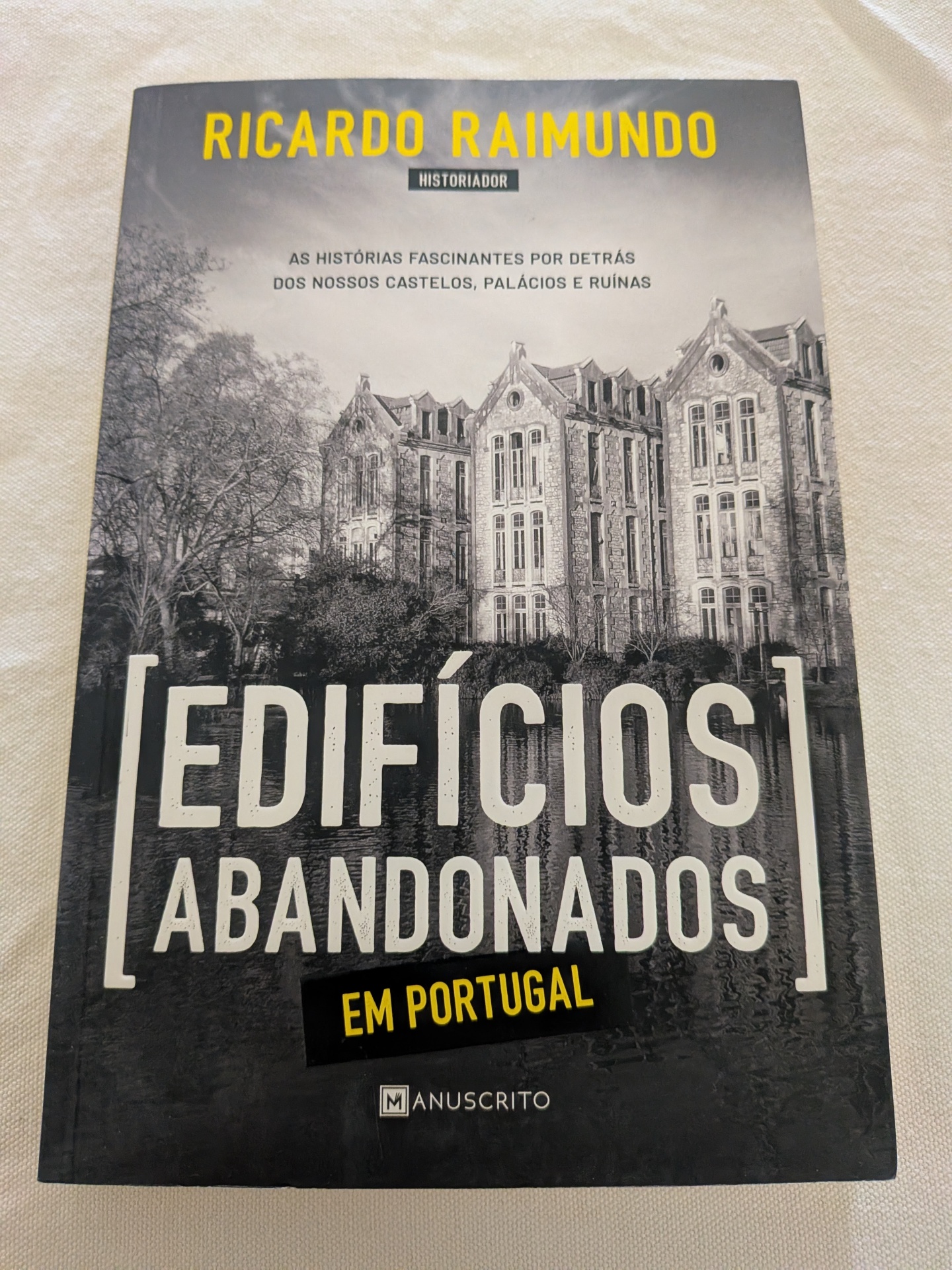 Ricardo Raimundo - Edifícios Abandonados em Portugal Capa de livro com foto de edifício antigo e texto em português