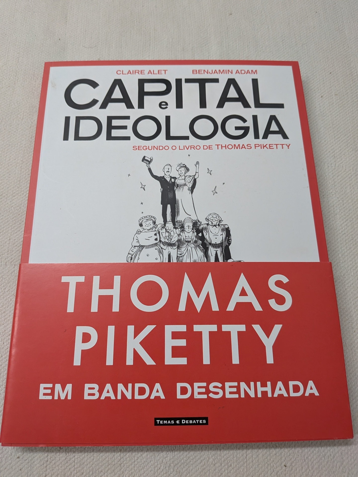 Claire Alet, Benjamin Adam e Thomas Piketty - Capital e Ideologia segundo o Livro de Thomas Piketty (defeito na capa) Livro Capital e Ideologia de Thomas Piketty em banda desenhada, capa vermelha e branca com ilustração e texto