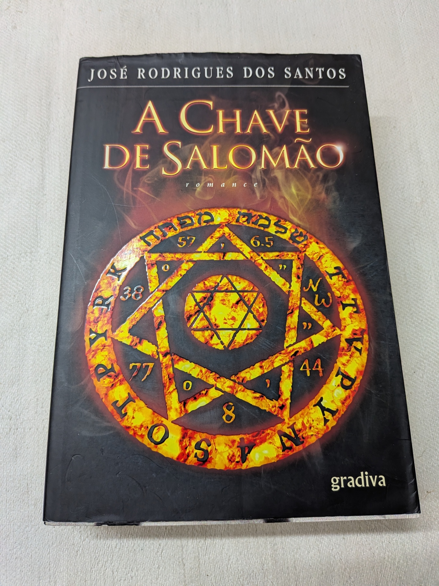 José Rodrigues dos Santos - A Chave de Salomão Capa de livro A CHAVE DE SALOMÃO com símbolo circular em tons de fogo