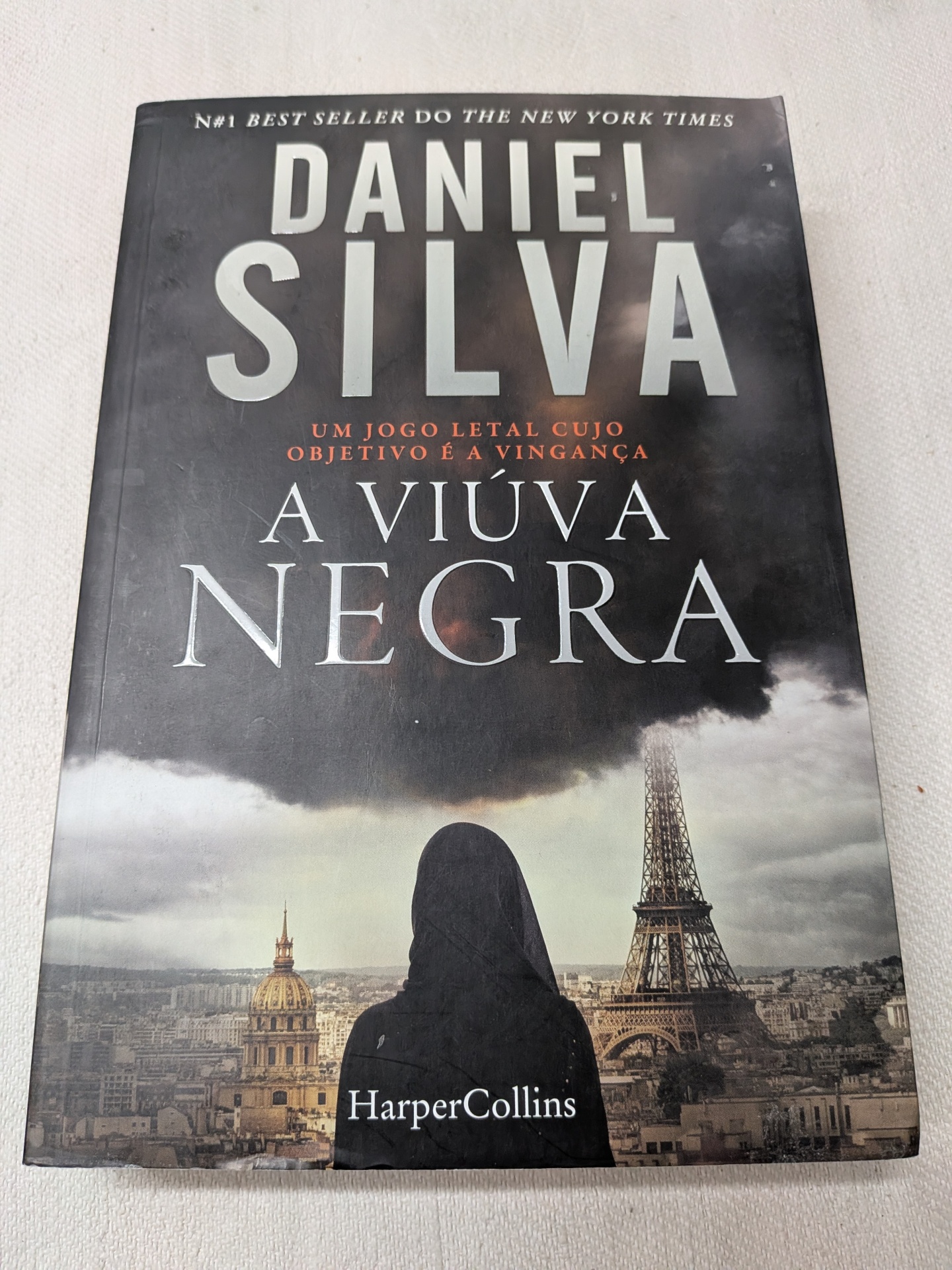 Daniel Silva - A Viúva Negra Capa do livro A Viúva Negra de Daniel Silva com imagem da Torre Eiffel e figura de costas vestida de negro