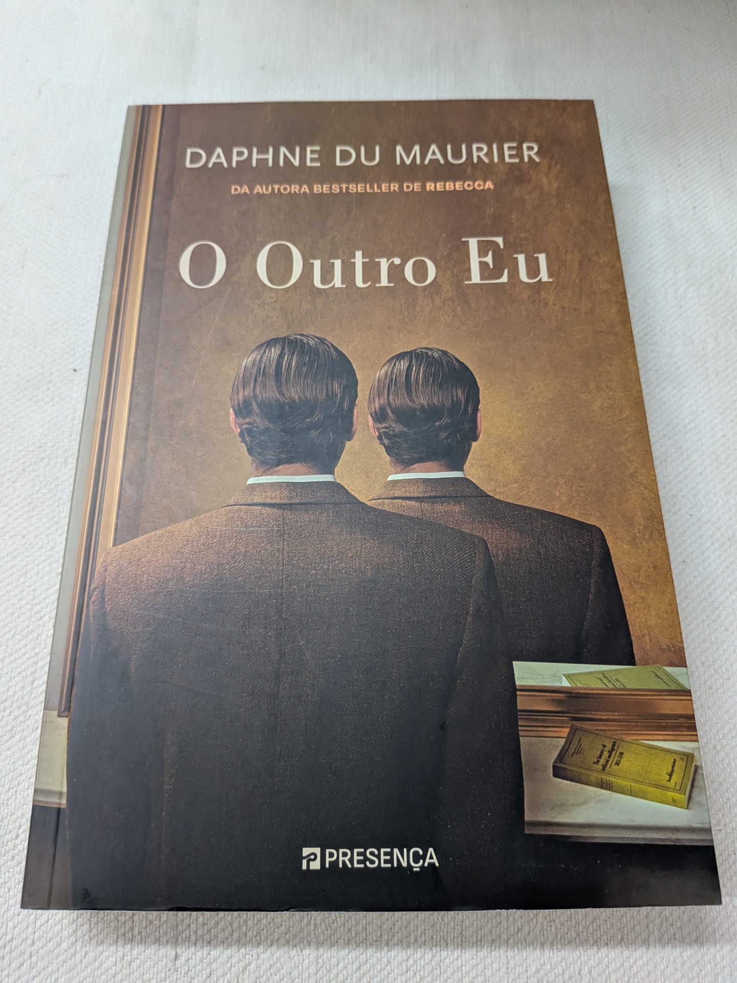 Daphne Du Maurier - O Outro Eu Capa do livro O Outro Eu de Daphne Du Maurier com imagem de homem de costas e seu reflexo