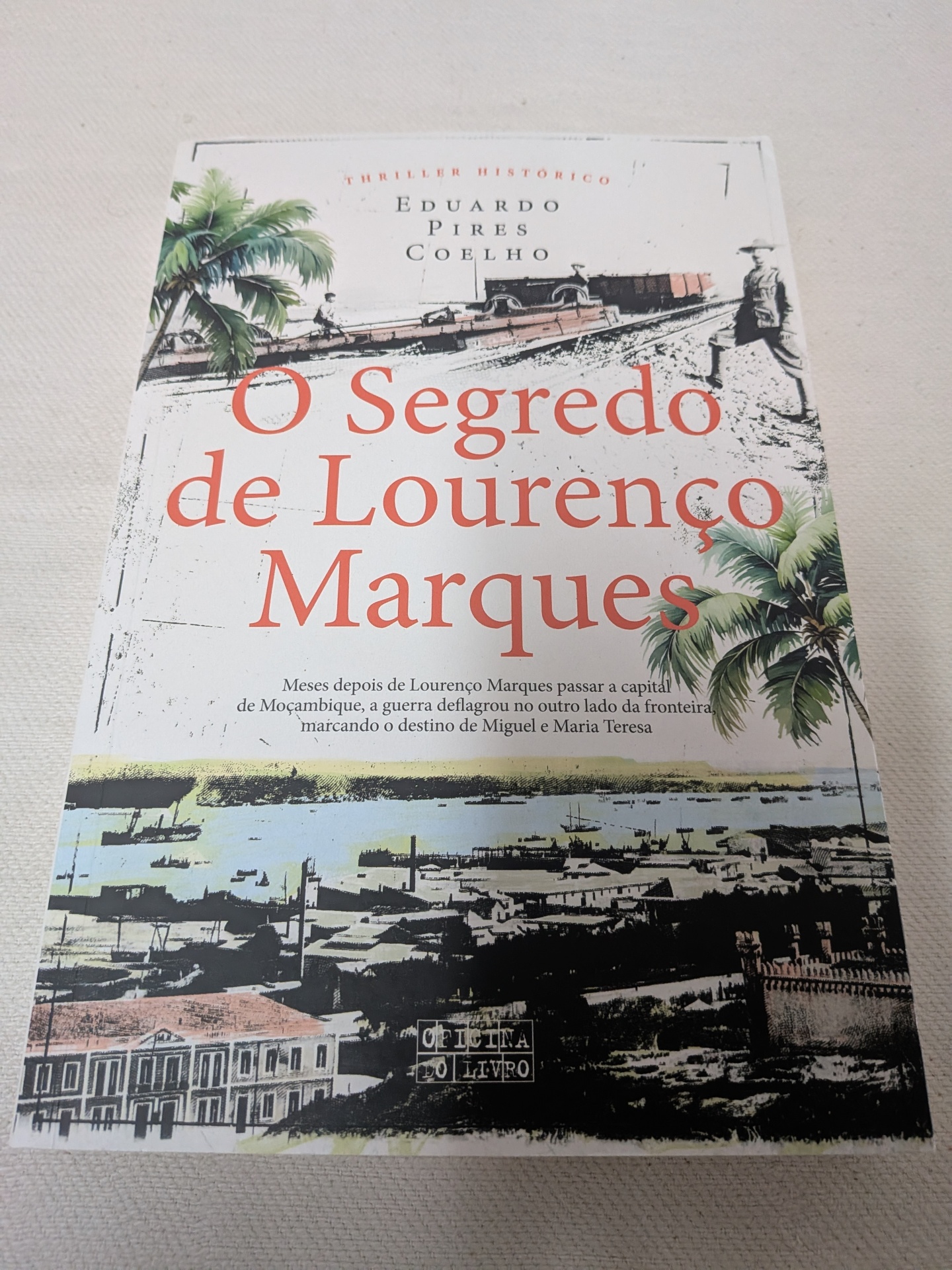 Eduardo Pires Coelho - O Segredo de Lourenço Marques Capa de livro O Segredo de Lourenço Marques com desenhos de palmeiras e cidade