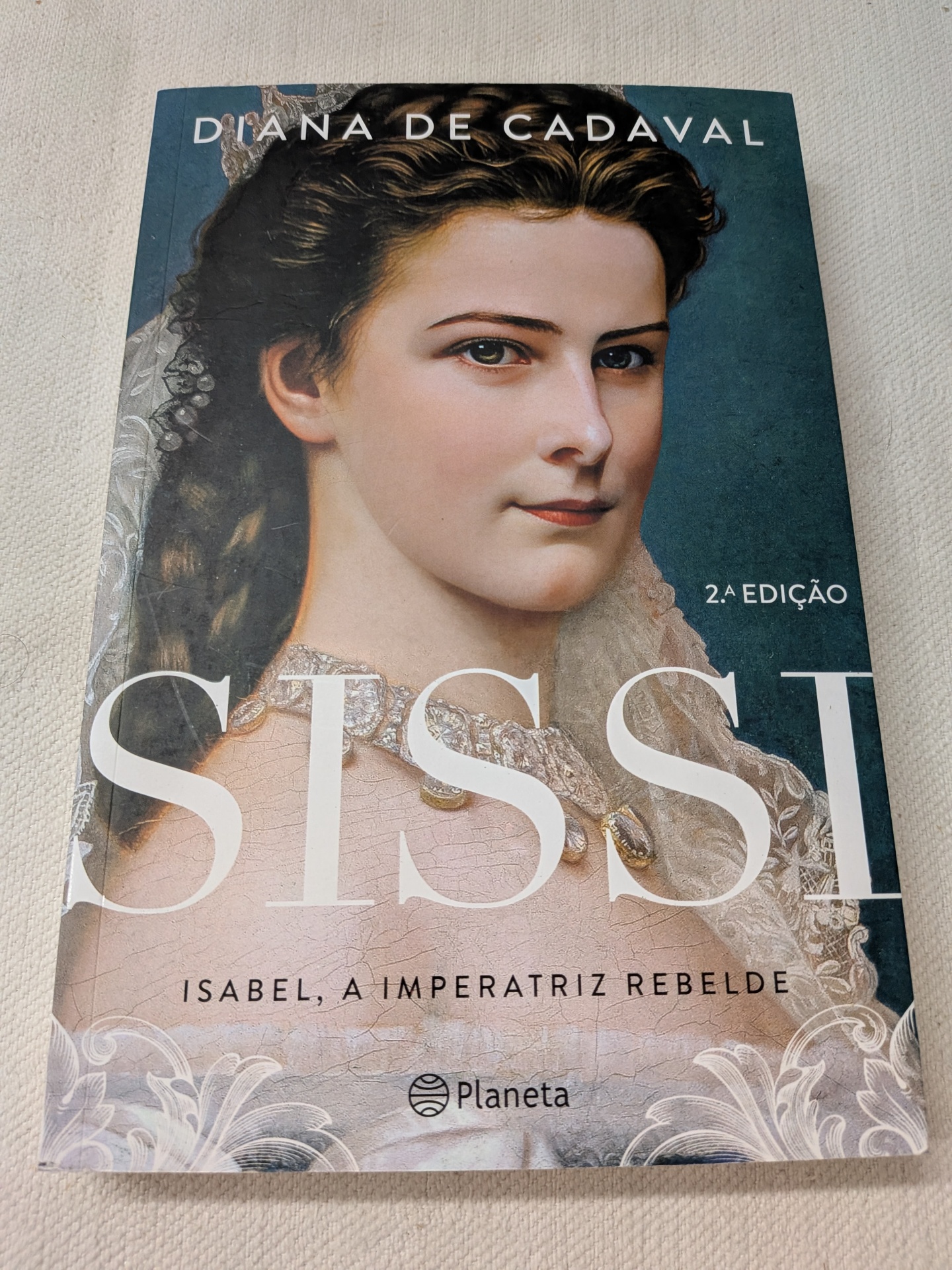 Diana de Cadaval - Sissi - Isabel, a Imperatriz Rebelde Livro Sissi Isabel, a Imperatriz Rebelde capa com retrato de mulher jovem e detalhes em renda branca.