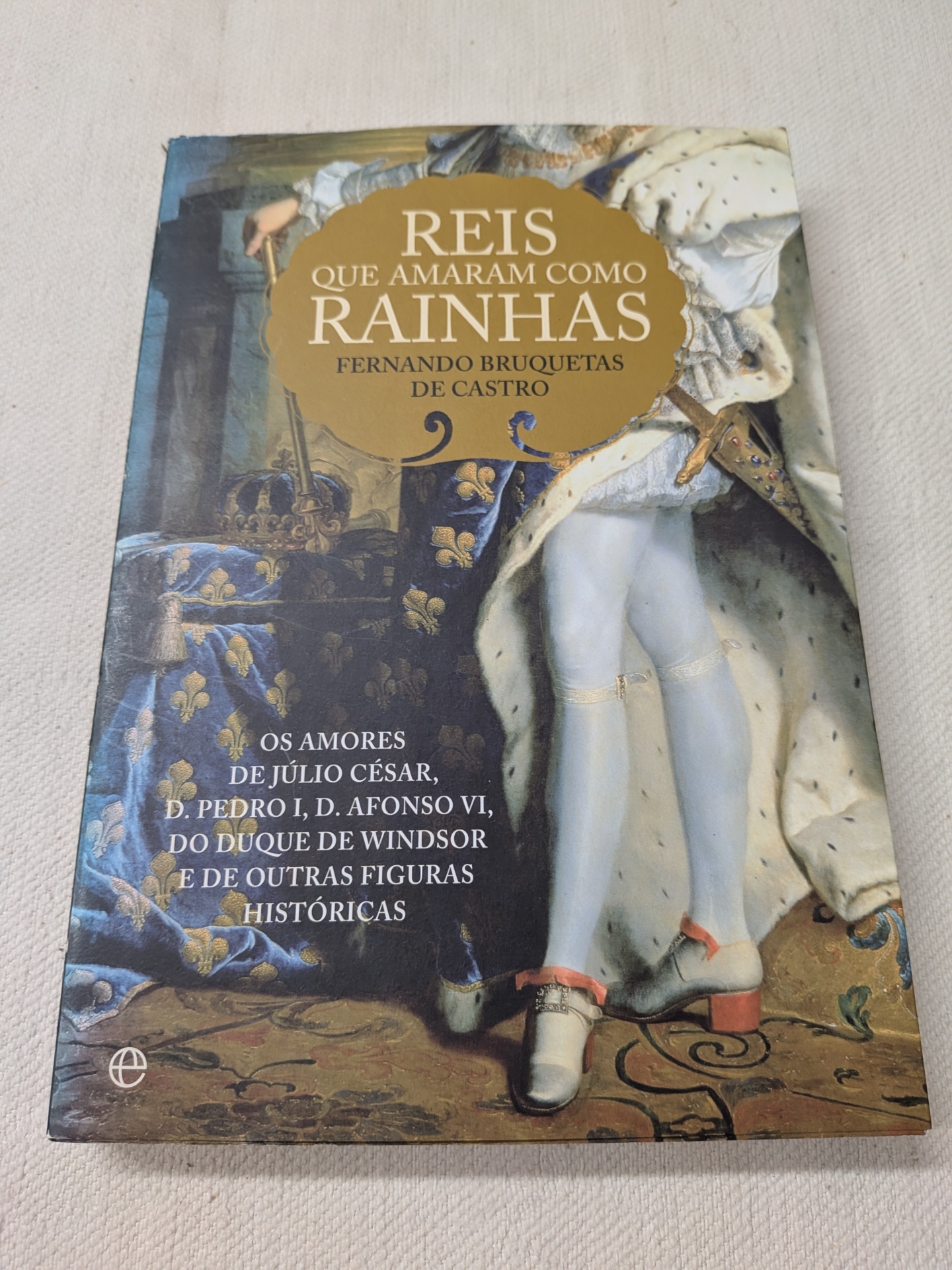 Fernando Bruquetas De Castro - Reis Que Amaram Como Rainhas Capa de livro com título REIS QUE AMARAM COMO RAINHAS e pintura histórica com figura real.