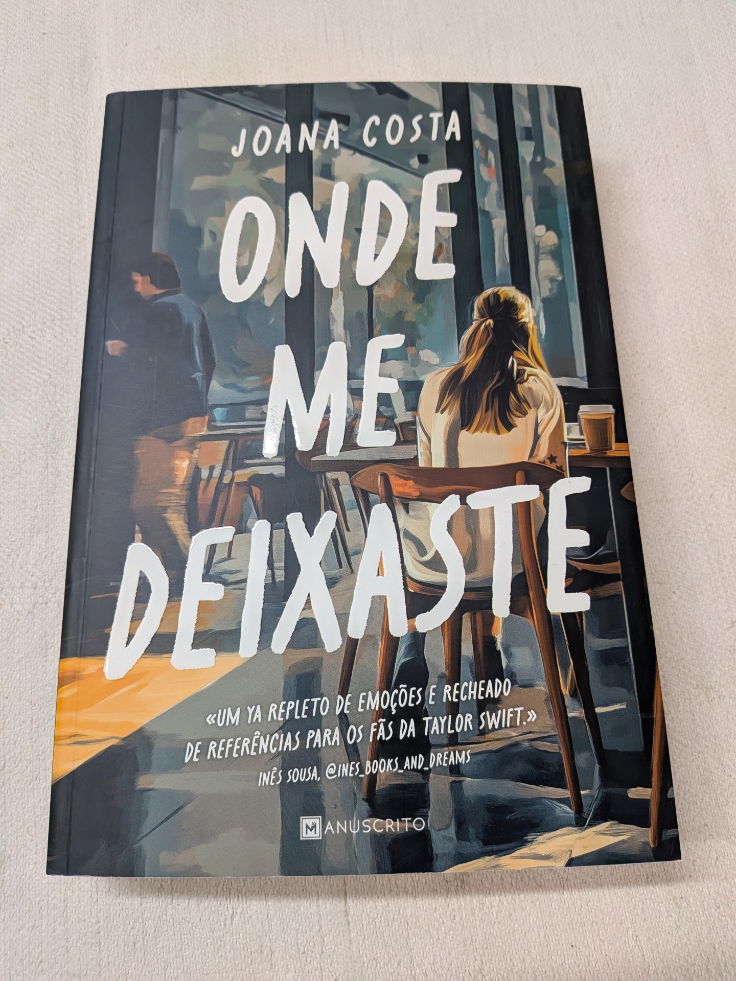 Joana Costa - Onde Me Deixaste (defeito na capa) Capa do livro Onde Me Deixaste de Joana Costa com ilustração de mulher num café