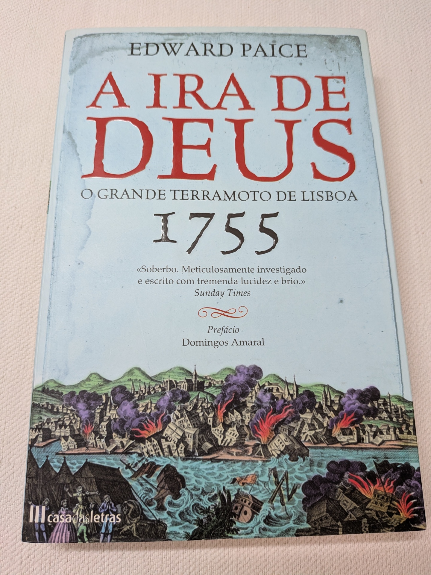 Edward Paice - Ira de Deus - O Grande Terremoto de Lisboa 1755 Capa de livro A IRA DE DEUS O GRANDE TERRAMOTO DE LISBOA 1755 com ilustração de cidade em chamas.