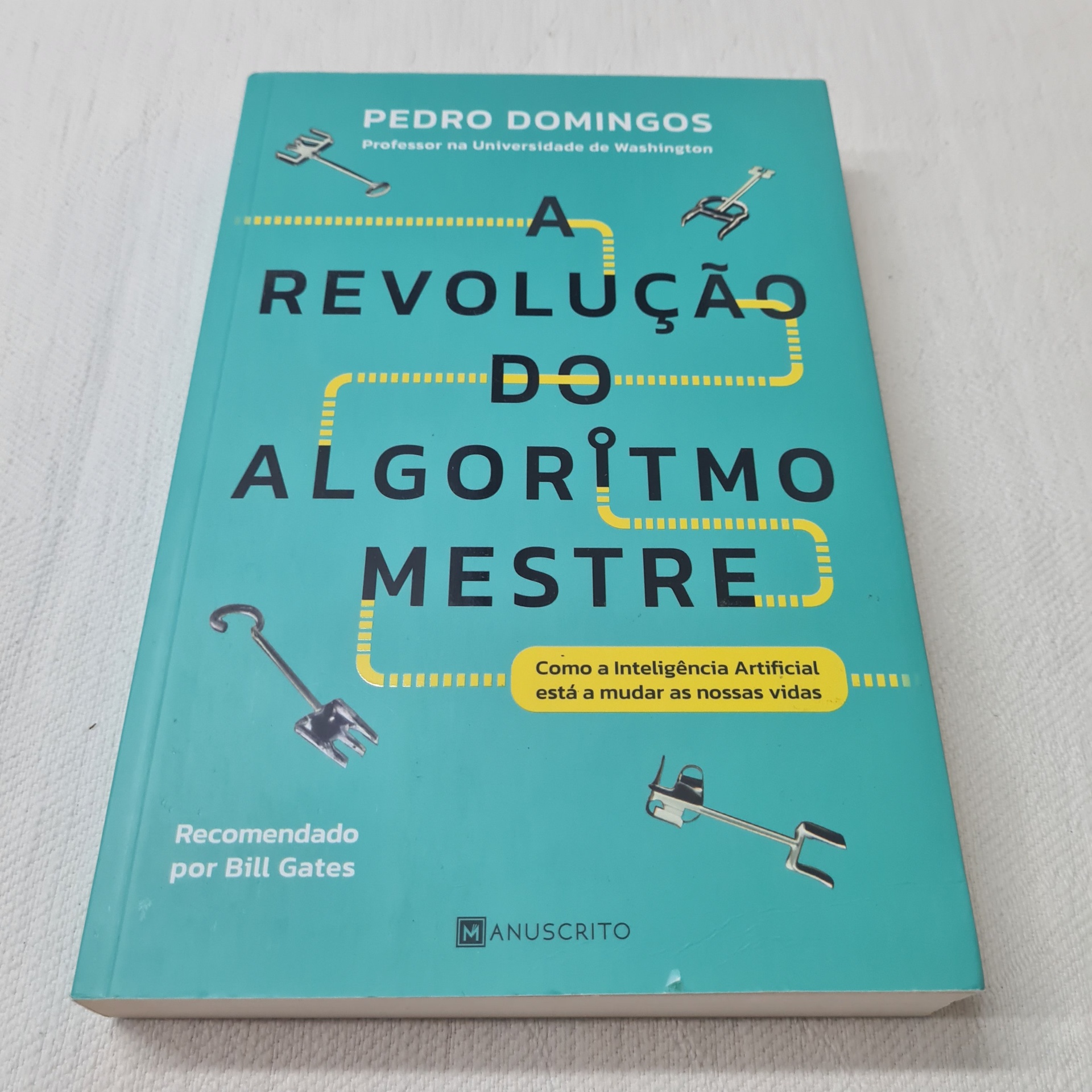 Pedro Domingos - A Revolução do Algoritmo Mestre Livro 'A Revolução do Algoritmo Mestre' com capa azul e texto em várias cores