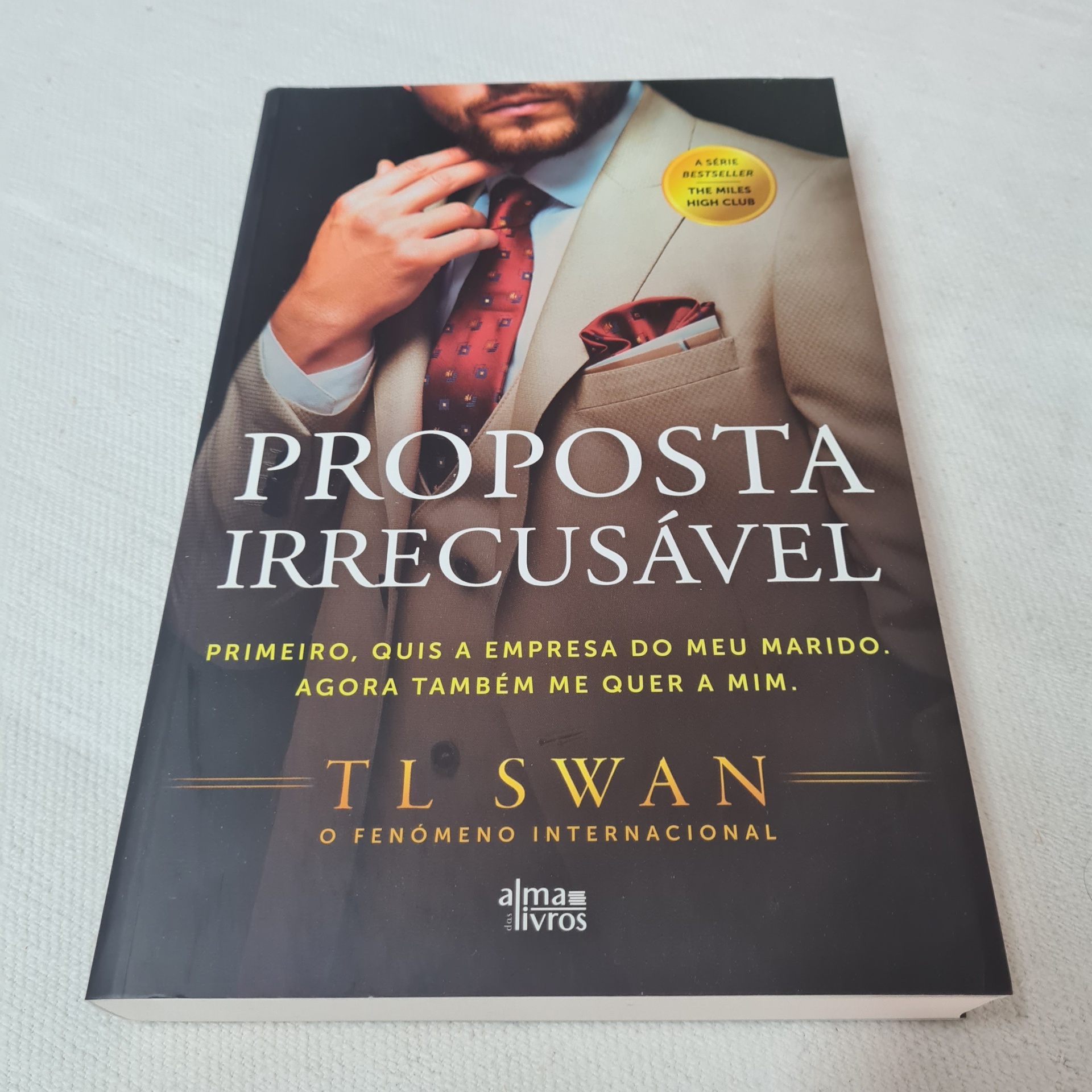 T L Swan - Proposta Irrecusável Capa de livro 'Proposta Irrecusável' mostrando homem de fato bege e texto promocional.