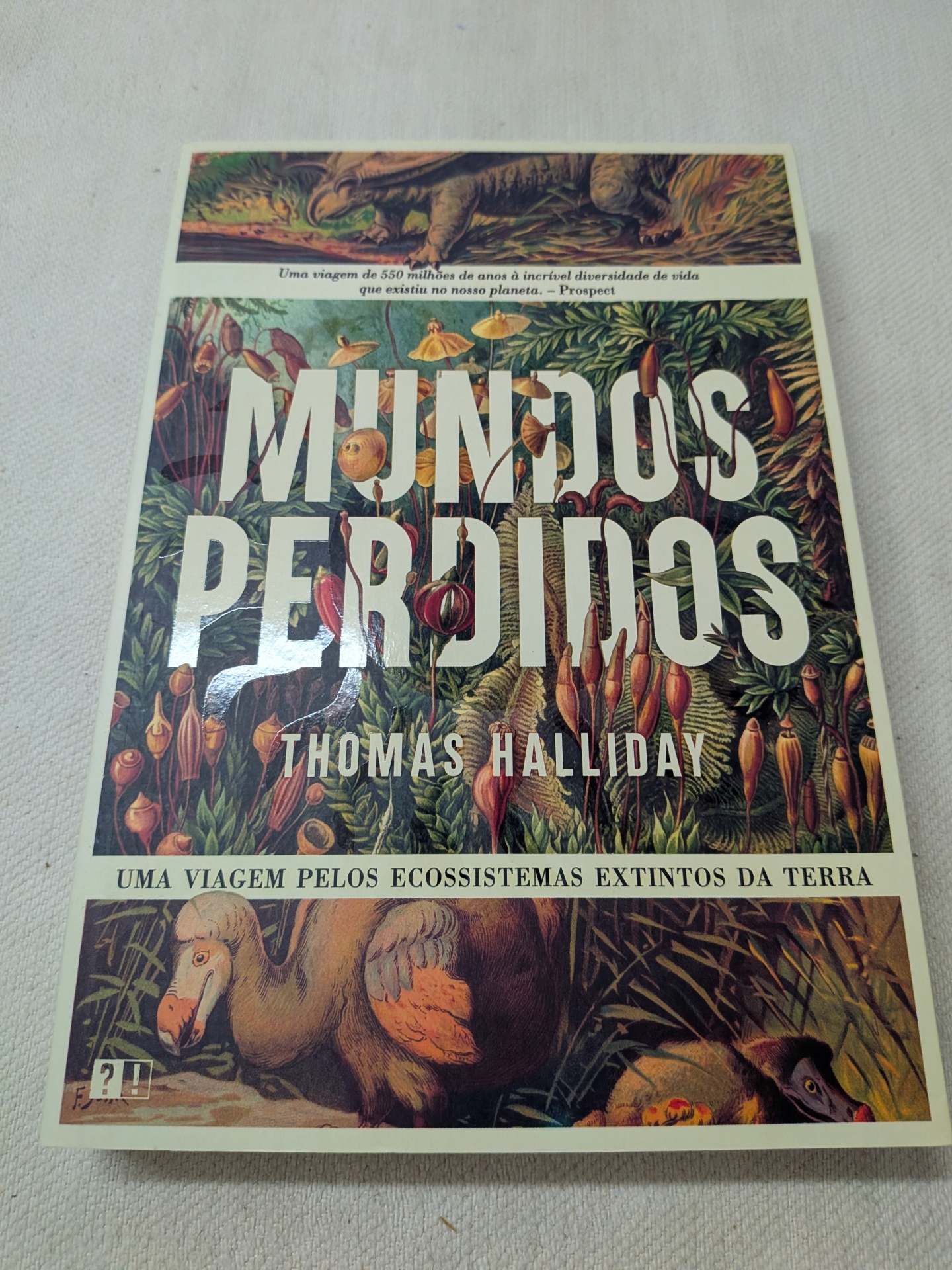 Thomas Halliday - Mundos Perdidos (Uma Viagem pelos Ecossistemas Extintos da Terra) Capa do livro Mundos Perdidos com ilustrações de animais extintos e texto em português.