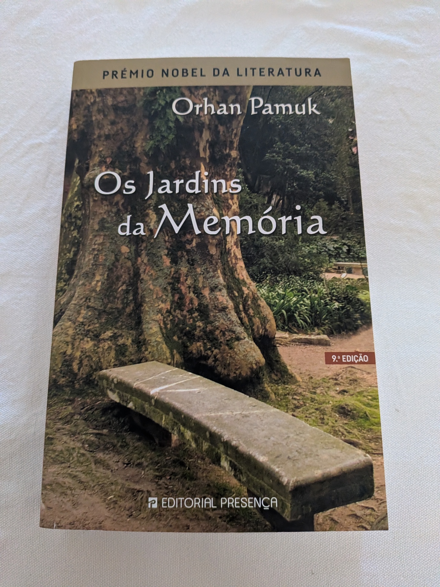 Orhan Pamuk - Os Jardins da Memória Capa do livro Os Jardins da Memória de Orhan Pamuk com imagem de árvore e banco de pedra.