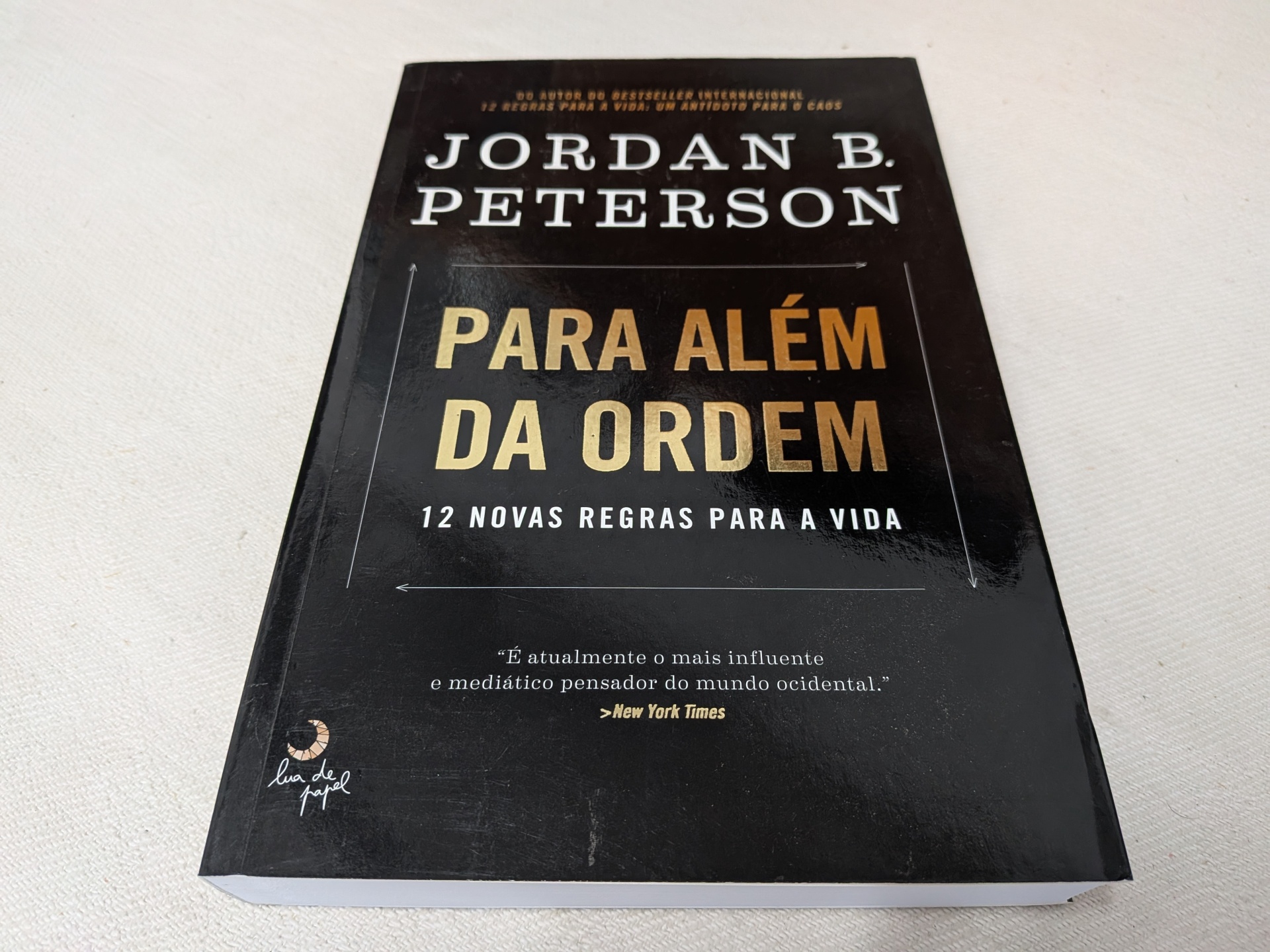 Jordan B. Peterson - Para Além da Ordem (12 novas regras para a vida) Livro 'Para Além da Ordem' de Jordan B. Peterson com capa preta e texto amarelo e branco
