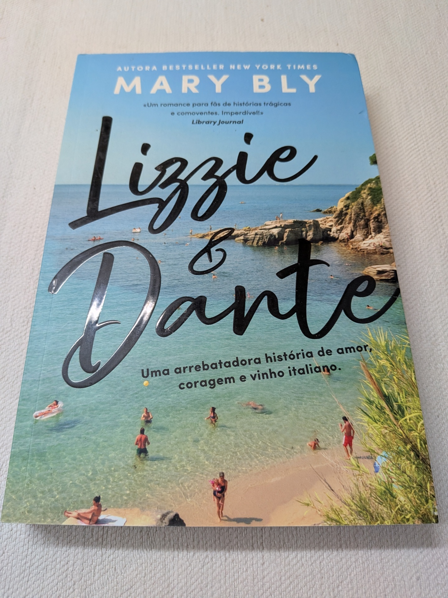 Mary Bly - Lizzie & Dante Capa de livro Lizzie & Dante com imagem de praia e mar azul