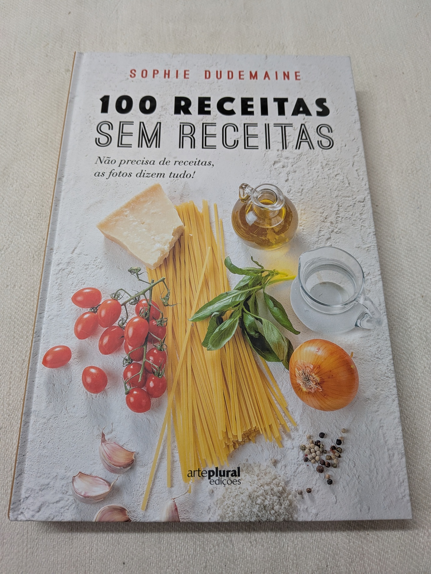 Sophie Dudemaine - 100 Receitas Sem Receitas Capa de livro com título 100 RECEITAS SEM RECEITAS e ingredientes culinários visíveis