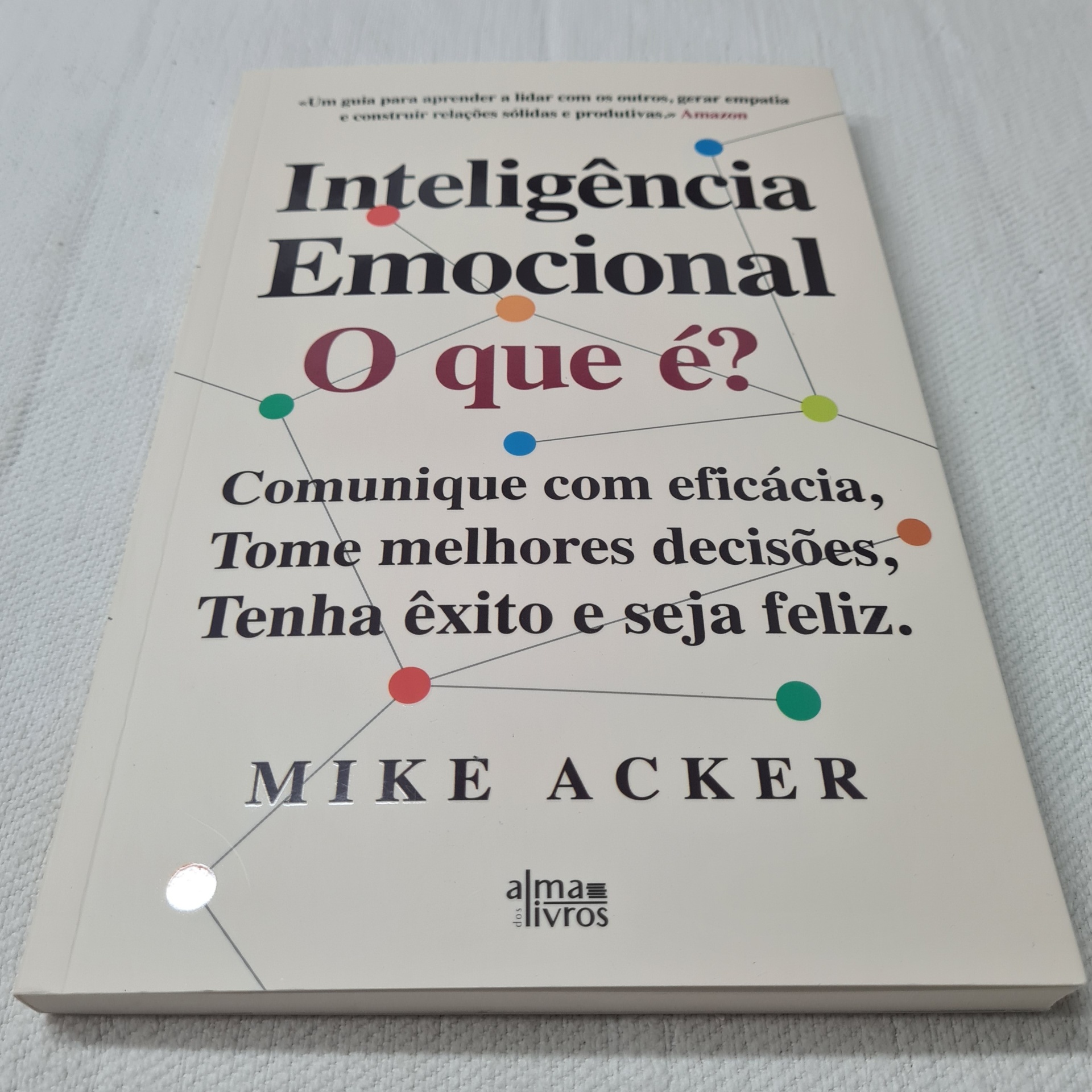 Mike Acker - Inteligência Emocional: O que é? Livro 'Inteligência Emocional O que é?' de Mike Acker com capa branca e texto colorido.