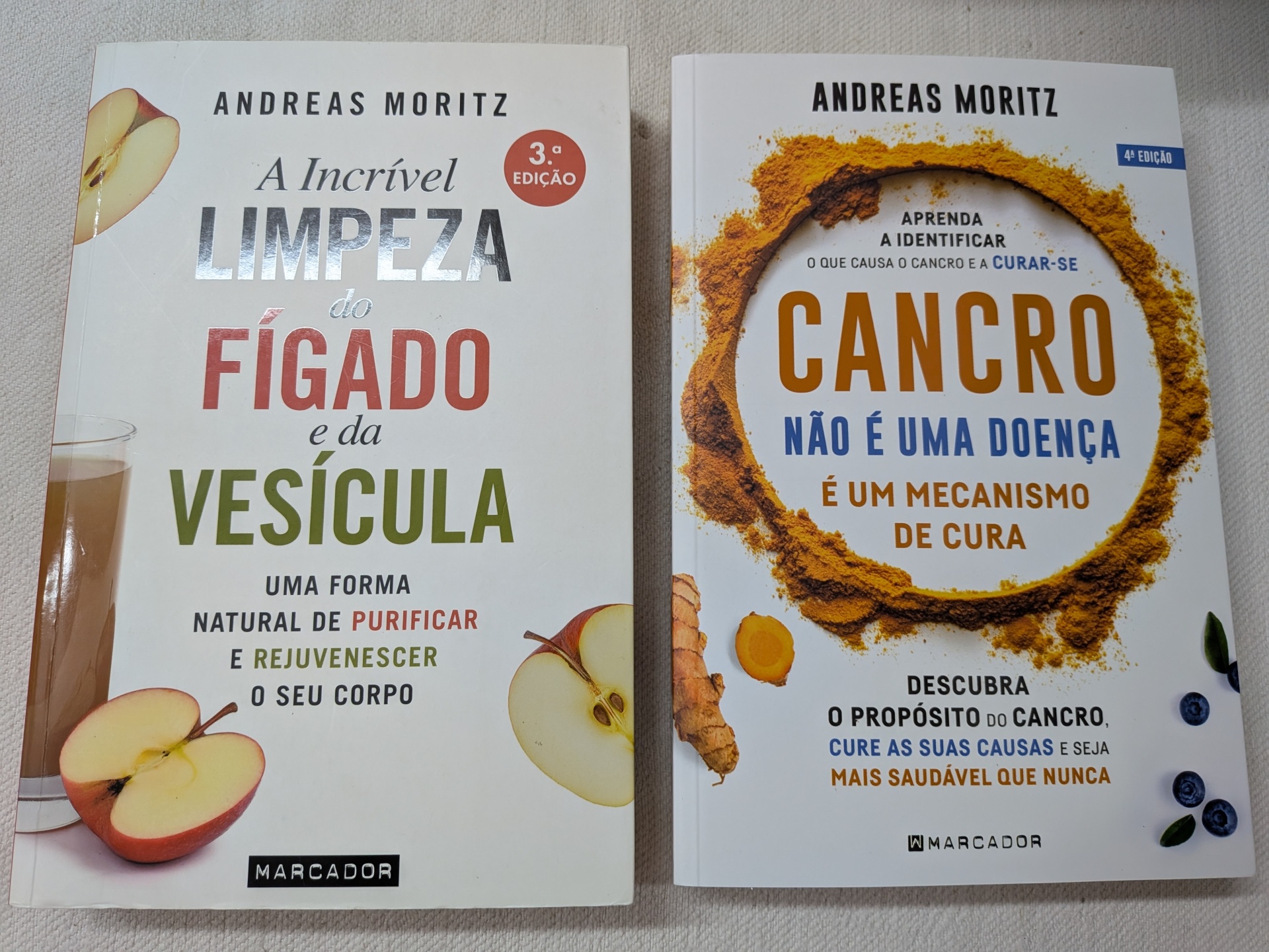 Andreas Moritz - Cancro não é Uma Doença, é Um Mecanismo de Cura + A Incrível Limpeza do Fígado e da Vesícula Capas de livros de Andreas Moritz com títulos sobre limpeza do fígado e cancro em fundo branco.