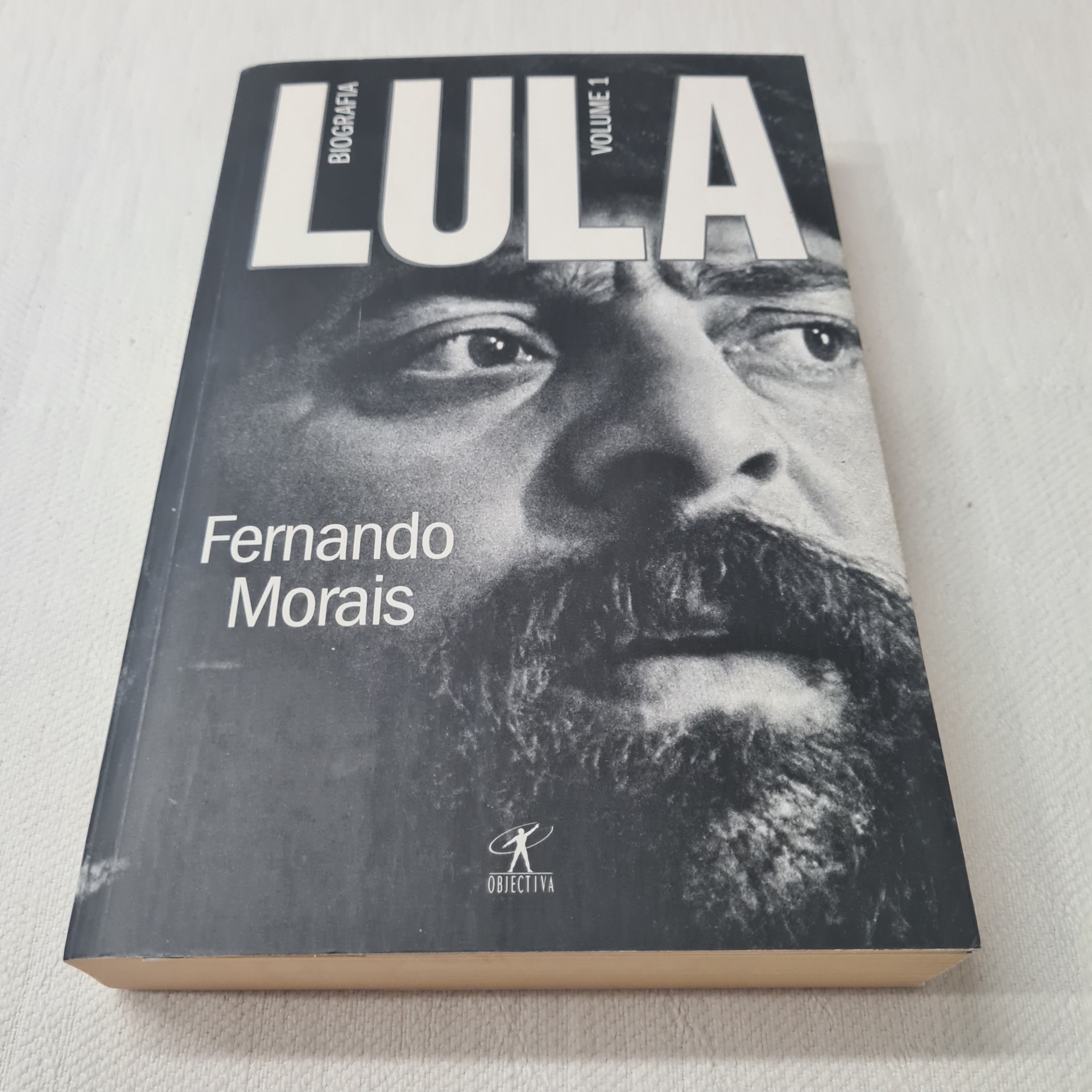 Fernando Morais - Lula (Biografia - Volume 1) Livro 'LULA' de Fernando Morais com capa preta e branca mostrando rosto em close-up