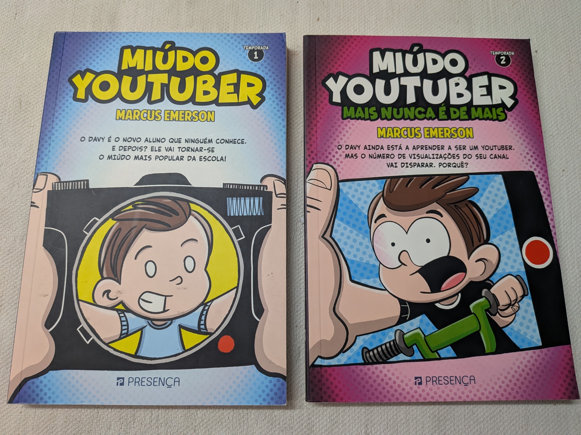 Marcus Emerson - Miúdo Youtuber - Temporada #1 + #2 Capas de dois livros infantis, MIÚDO YOUTUBER, temporada 1 e 2, em azul e rosa.
