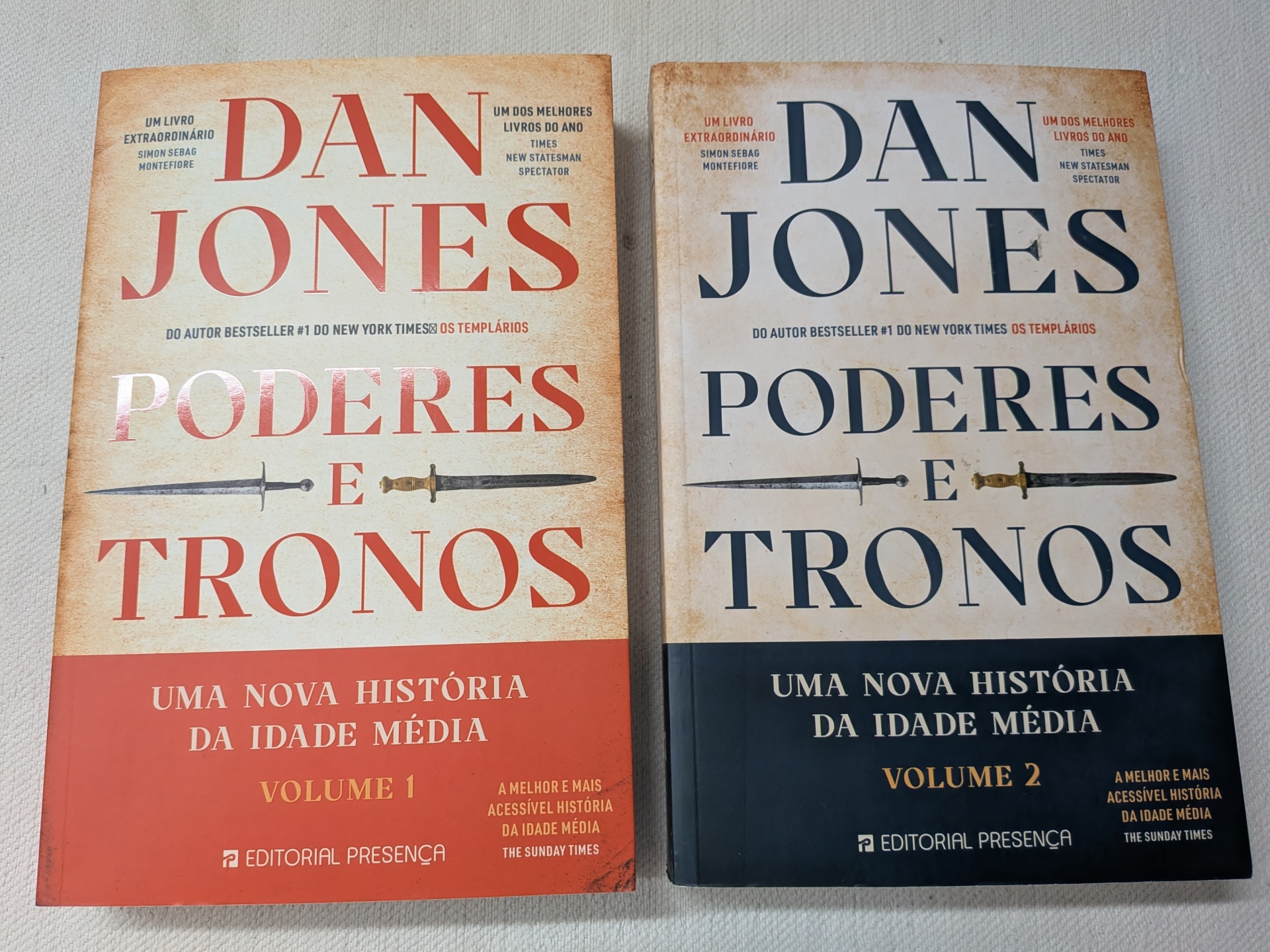 Dan Jones - Poderes e Tronos - Volume 1 + Volume 2 Dois livros de capa mole Poderes e Tronos de Dan Jones em português